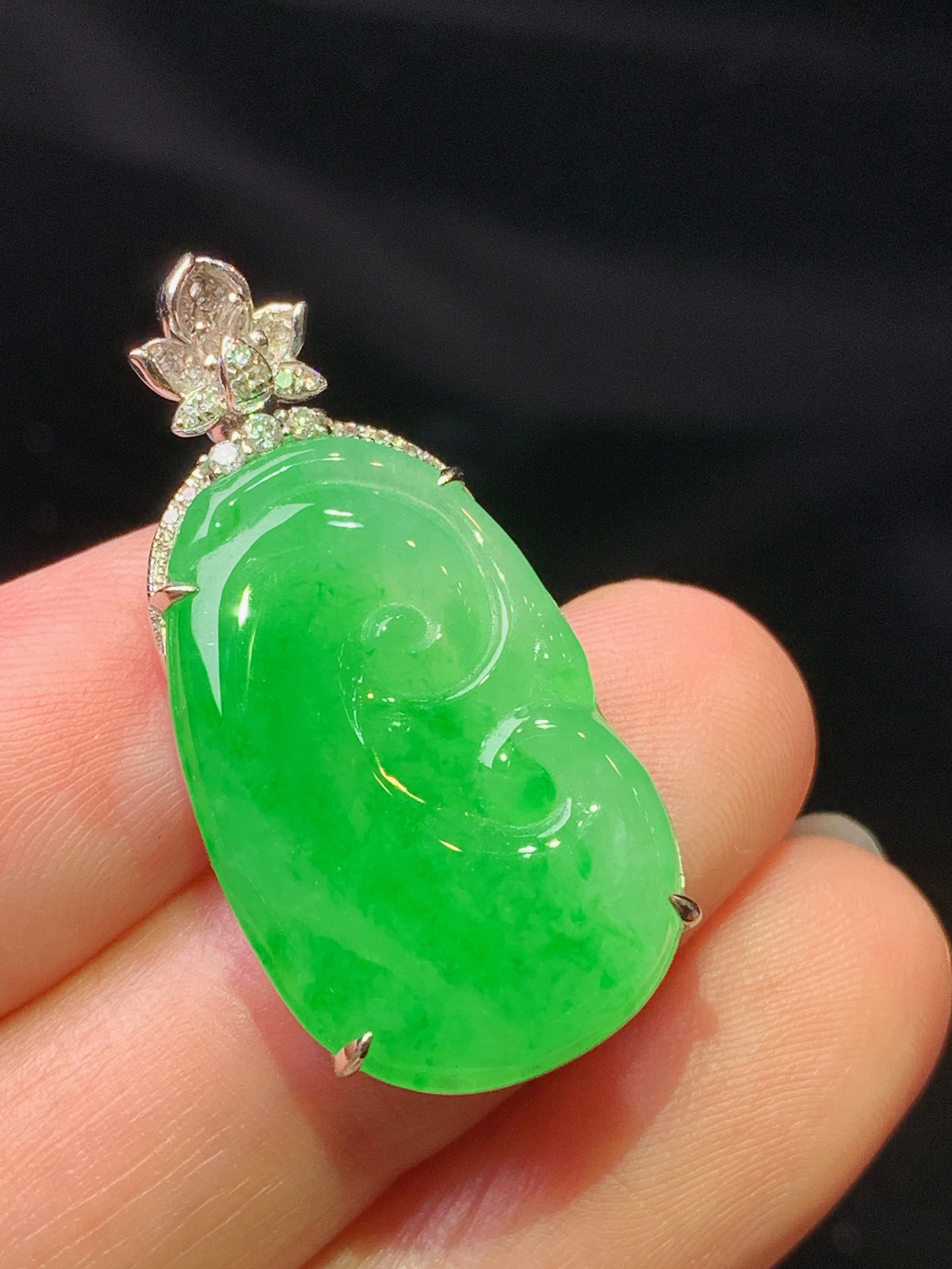 18k金钻镶嵌翠绿如意吊坠 玉质细腻 色泽艳丽清新 水润亮眼 整体尺寸31.5*15.5*5.6z1