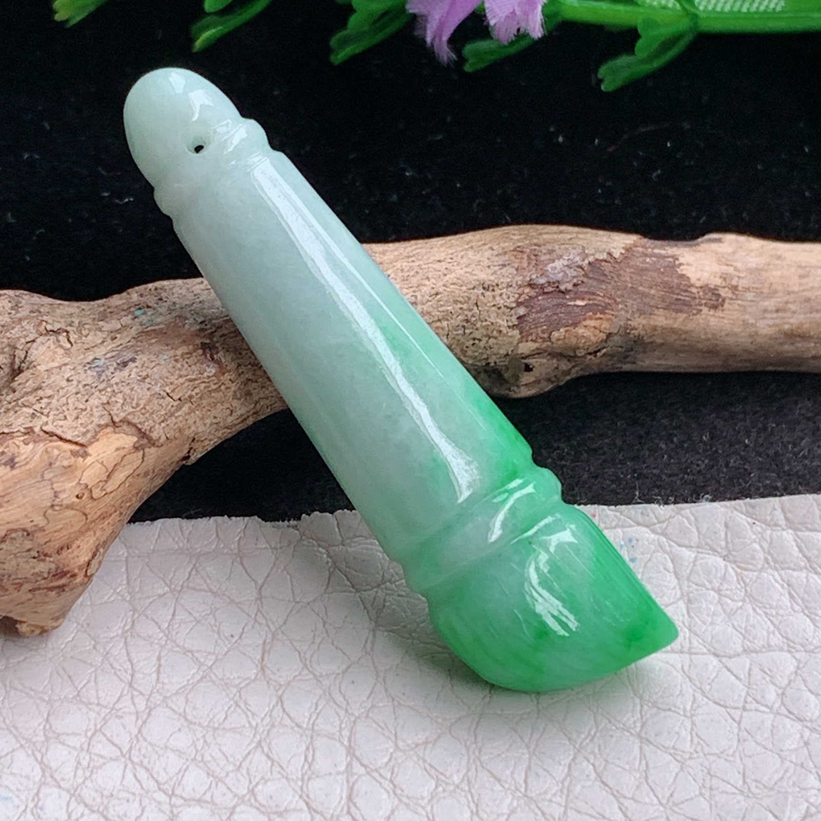 ajj实拍50.8*12.8*8.6天然缅甸翡翠精雕飘绿金榜题名 玉毛笔吊坠 玉挂件