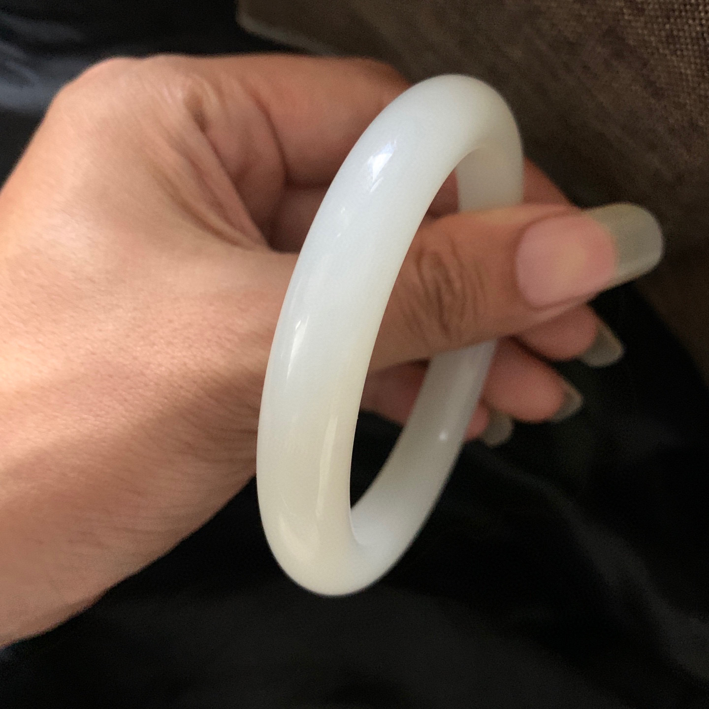 58.5圈口和田玉羊脂白玉手镯，和田玉58.5圈口手镯，镯型古朴典雅。在诗情画意的雨巷相遇，你是我腕