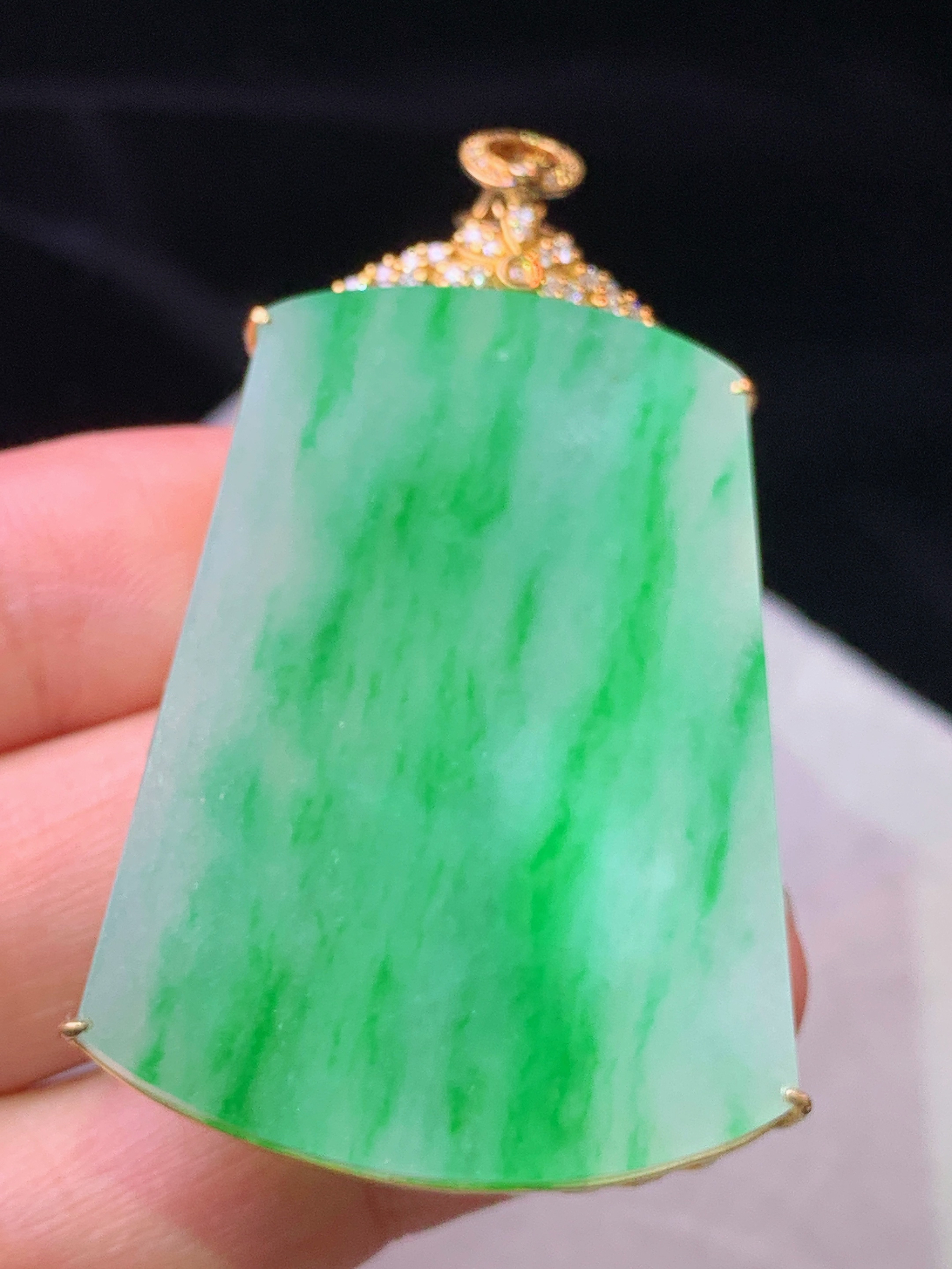 18k金钻镶嵌翠绿无事牌吊坠 玉质细腻 色泽艳丽清新 水润亮眼 整体尺寸54.6*31.6*5.5j3