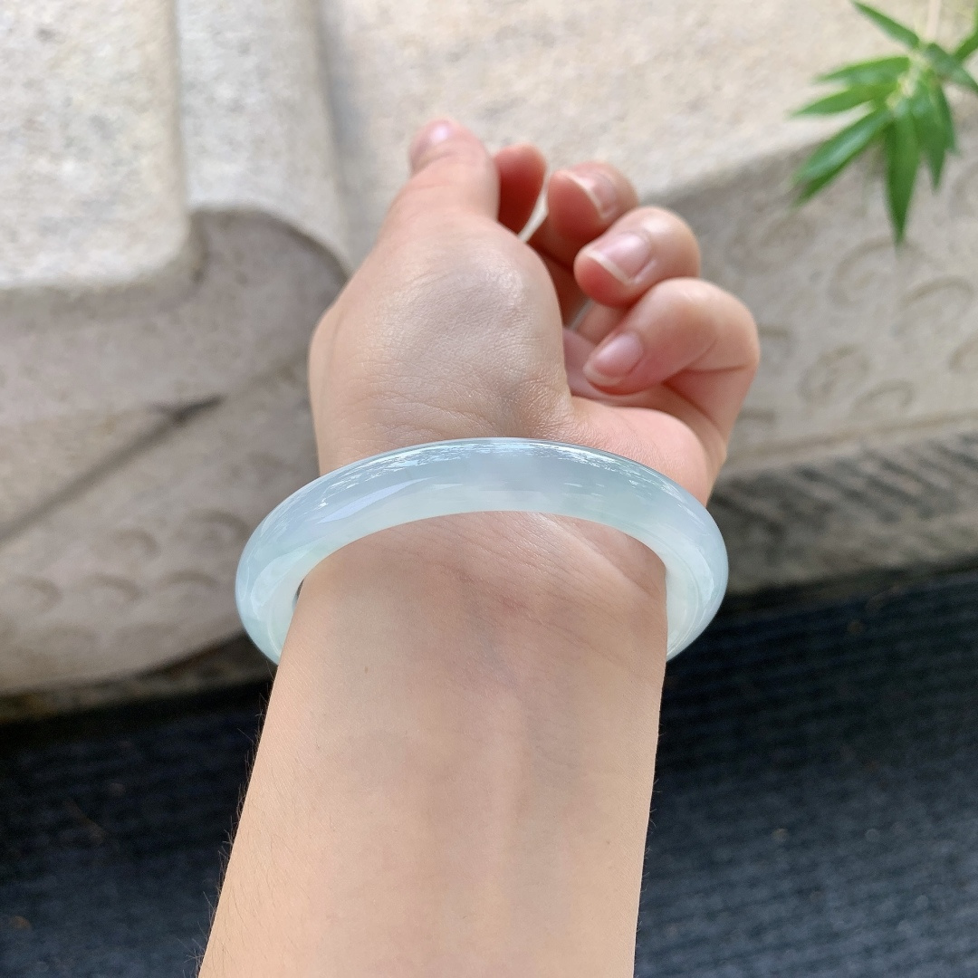 圆条50 51【圈口】51.2/8.6/8.2【编码】FL101429【描述】冰糯晴蓝，水润，种老，细腻，有纹线