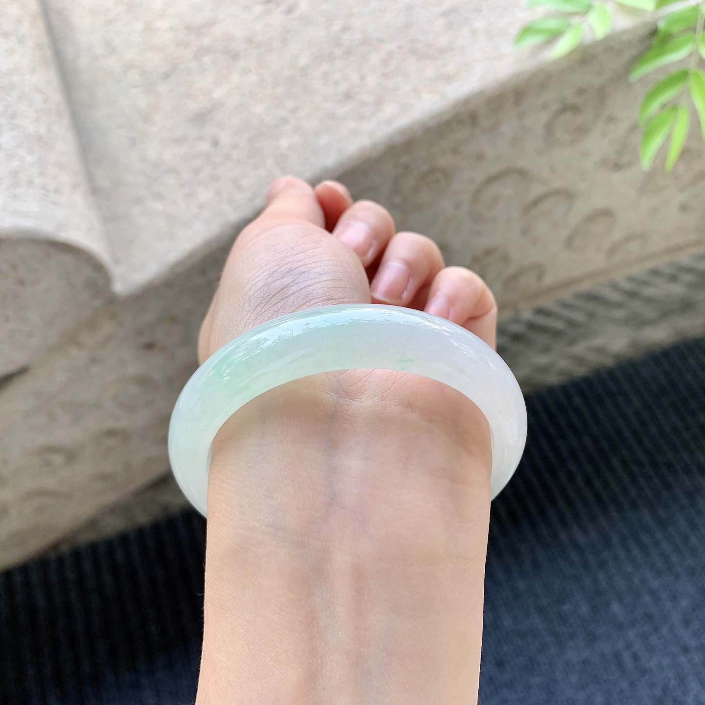 正圈53 54【圈口】54.8/12.6/7.2【编码】AD032063【描述】冰糯飘绿，水润，种老，细腻，无裂