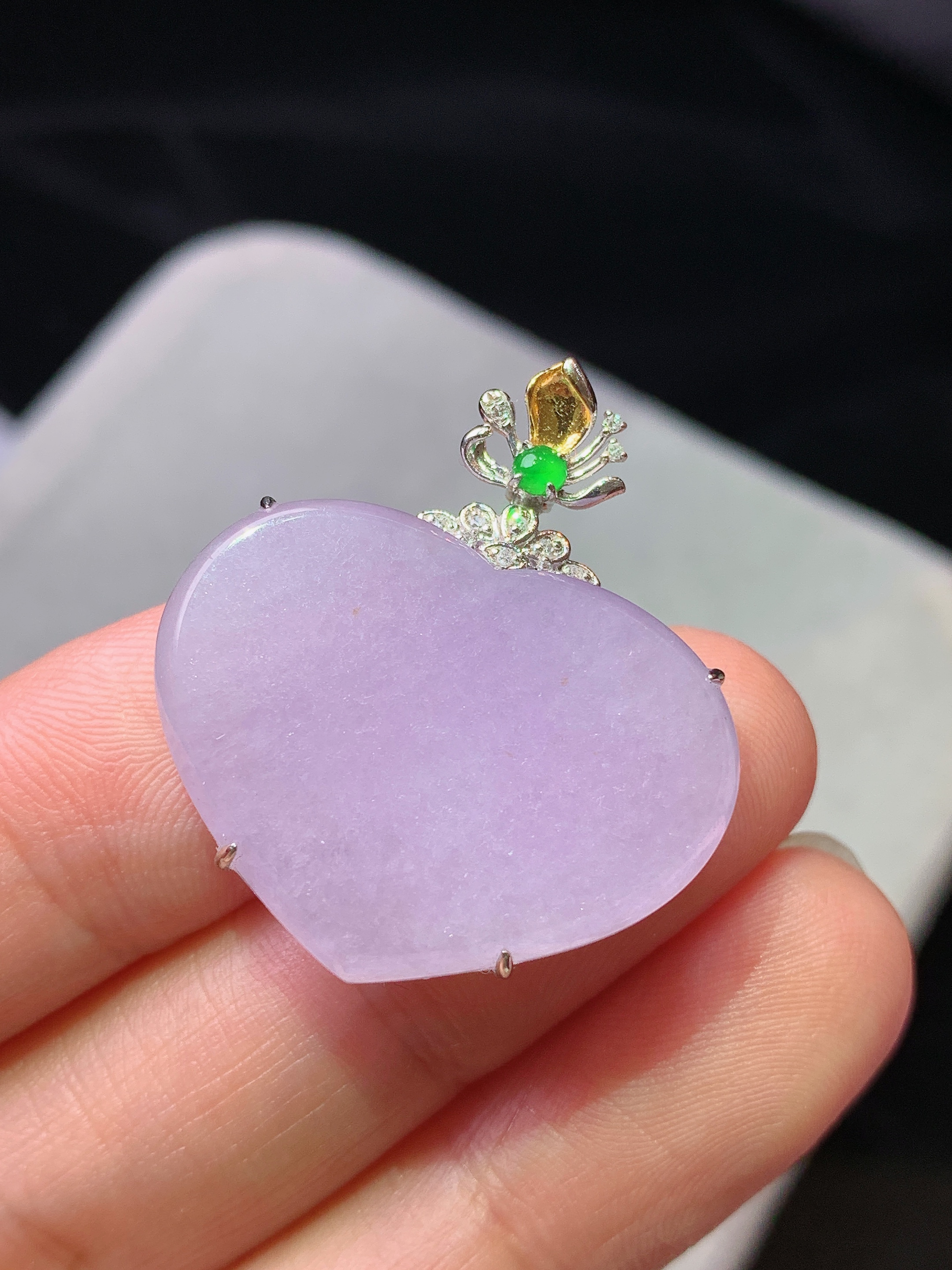 18k金钻镶嵌紫罗兰心形吊坠 玉质细腻 色泽艳丽清新 水润亮眼 整体尺寸29.5*26.3*6x5