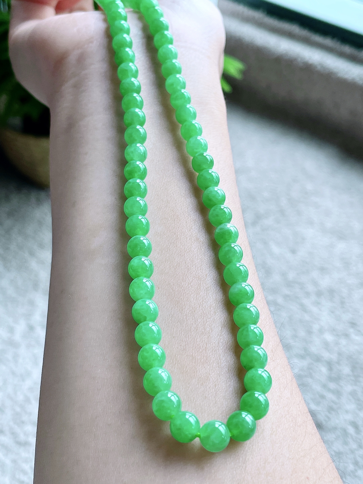 【珠子】冰阳绿珠链圆珠珠子珠链
【说明】缅料 性价比高  
【尺寸】6.2-5.4mm，27cm..