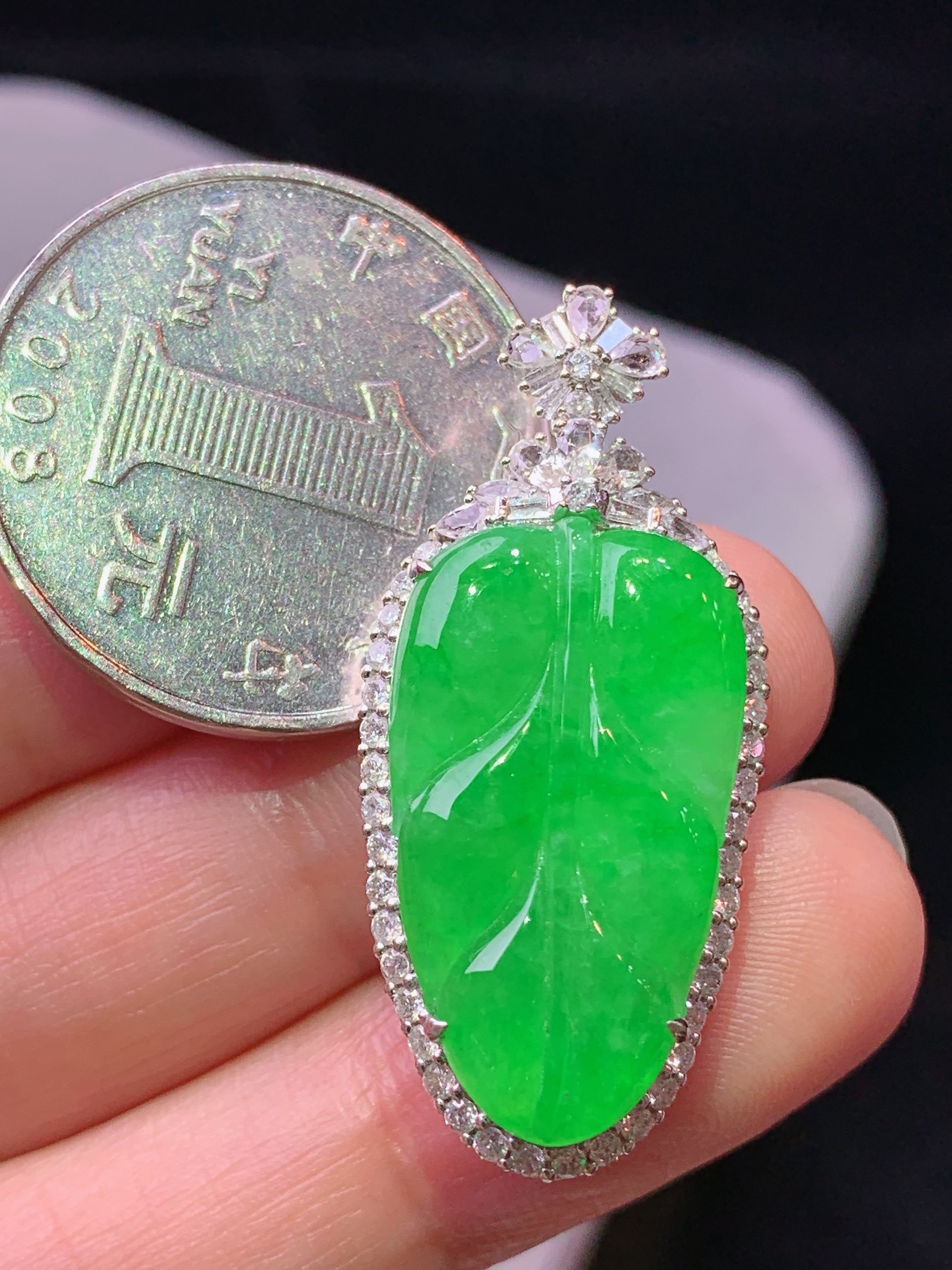 18k金钻镶嵌满绿树叶吊坠 玉质细腻 色泽艳丽清新 水润亮眼 整体尺寸35.2*16.2*8.2j3