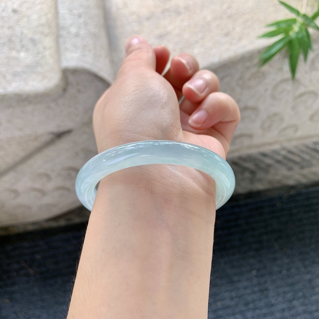 圆条50 51【圈口】51.2/8.6/8.2【编码】FL101429【描述】冰糯晴蓝，水润，种老，细腻，有纹线