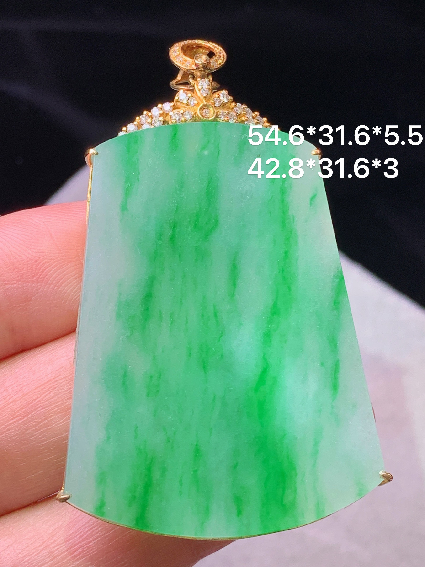 18k金钻镶嵌翠绿无事牌吊坠 玉质细腻 色泽艳丽清新 水润亮眼 整体尺寸54.6*31.6*5.5j3