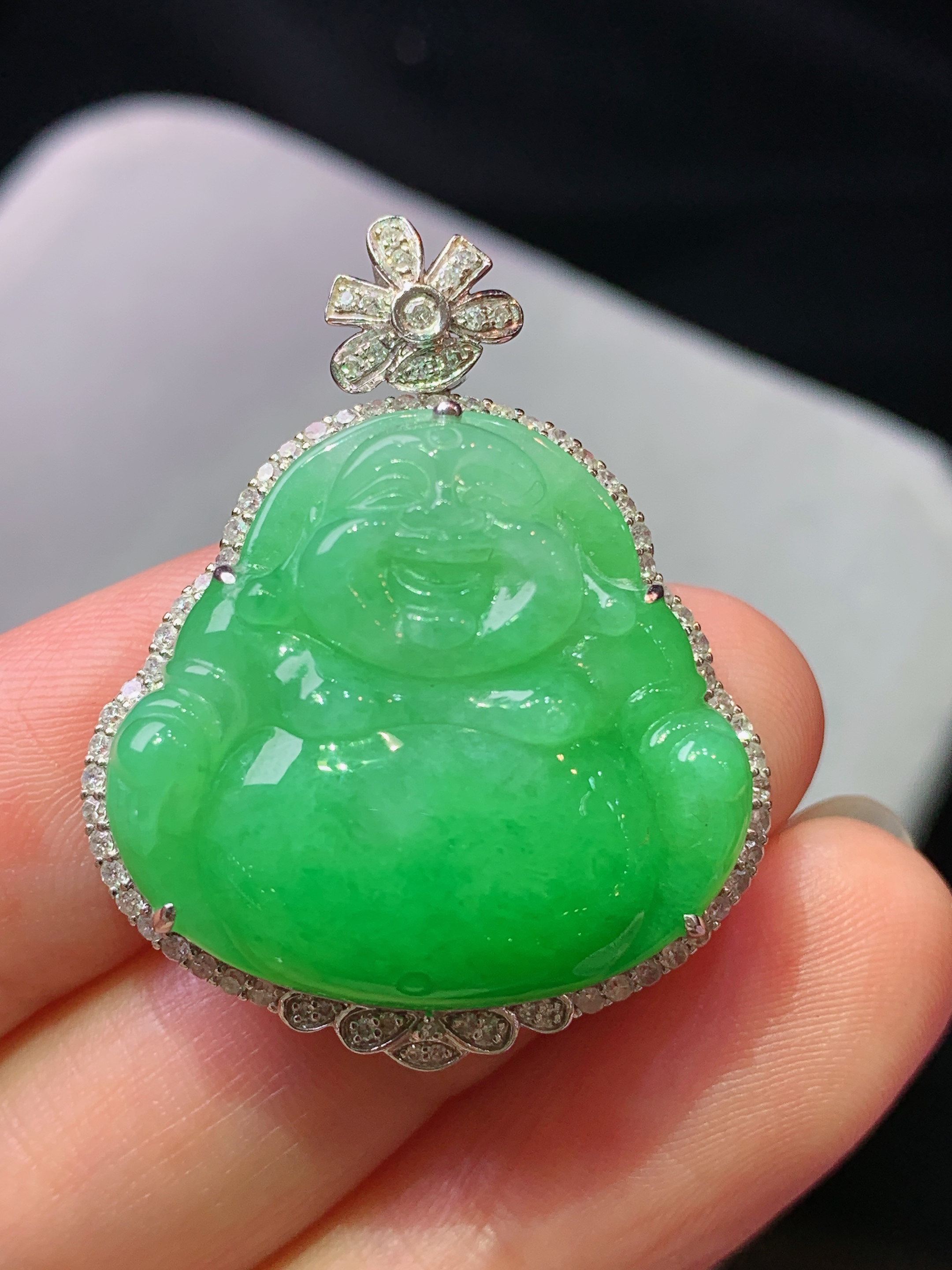 18k金钻镶嵌翠绿佛公吊坠 玉质细腻 色泽艳丽清新 水润亮眼 整体尺寸34*24.2*9.6b1