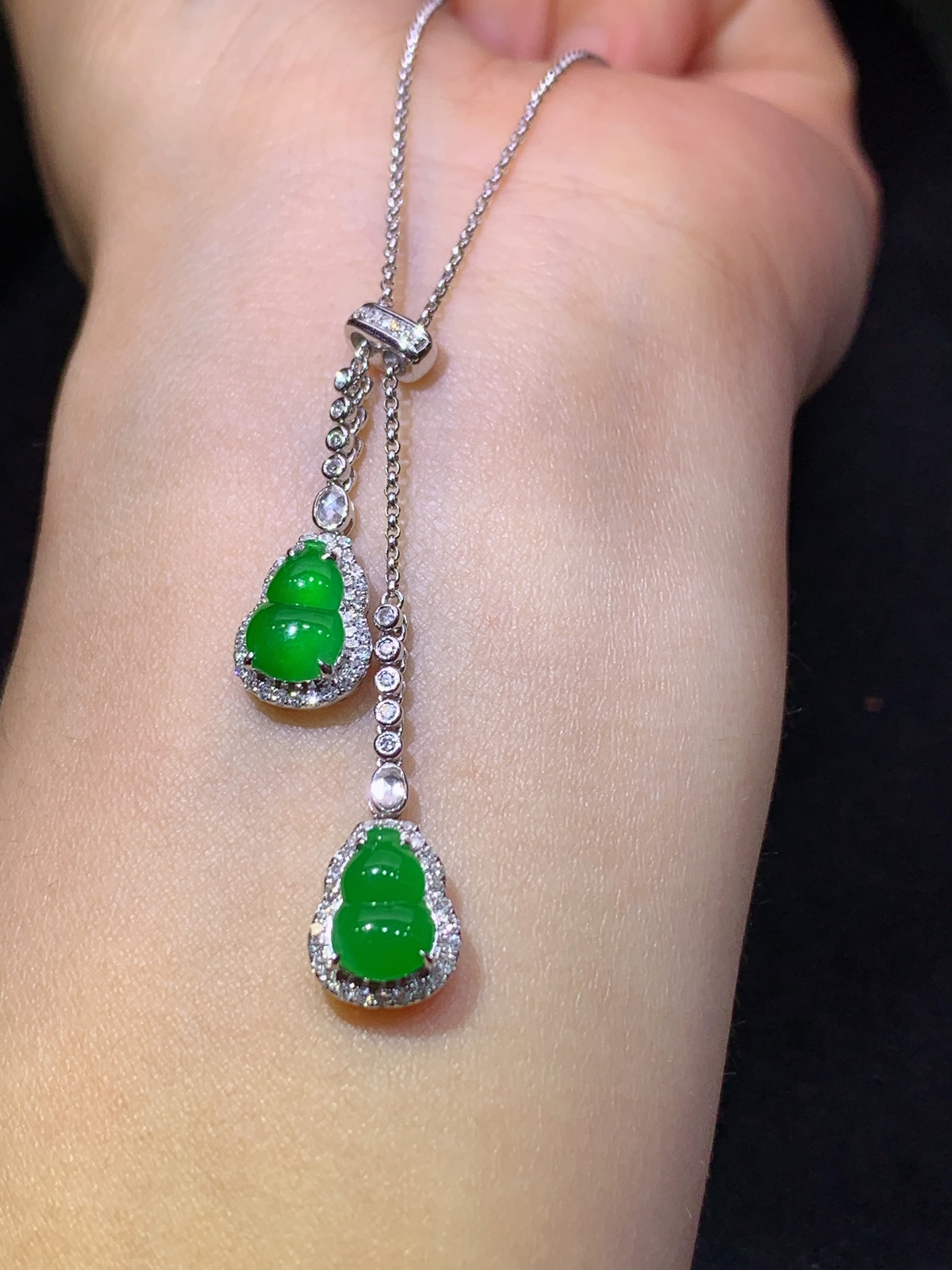 冰阳绿葫芦锁骨链，18k金镶嵌，款式精美，冰润色阳，种水足，Ff 尺寸8.7*5.9*2.2