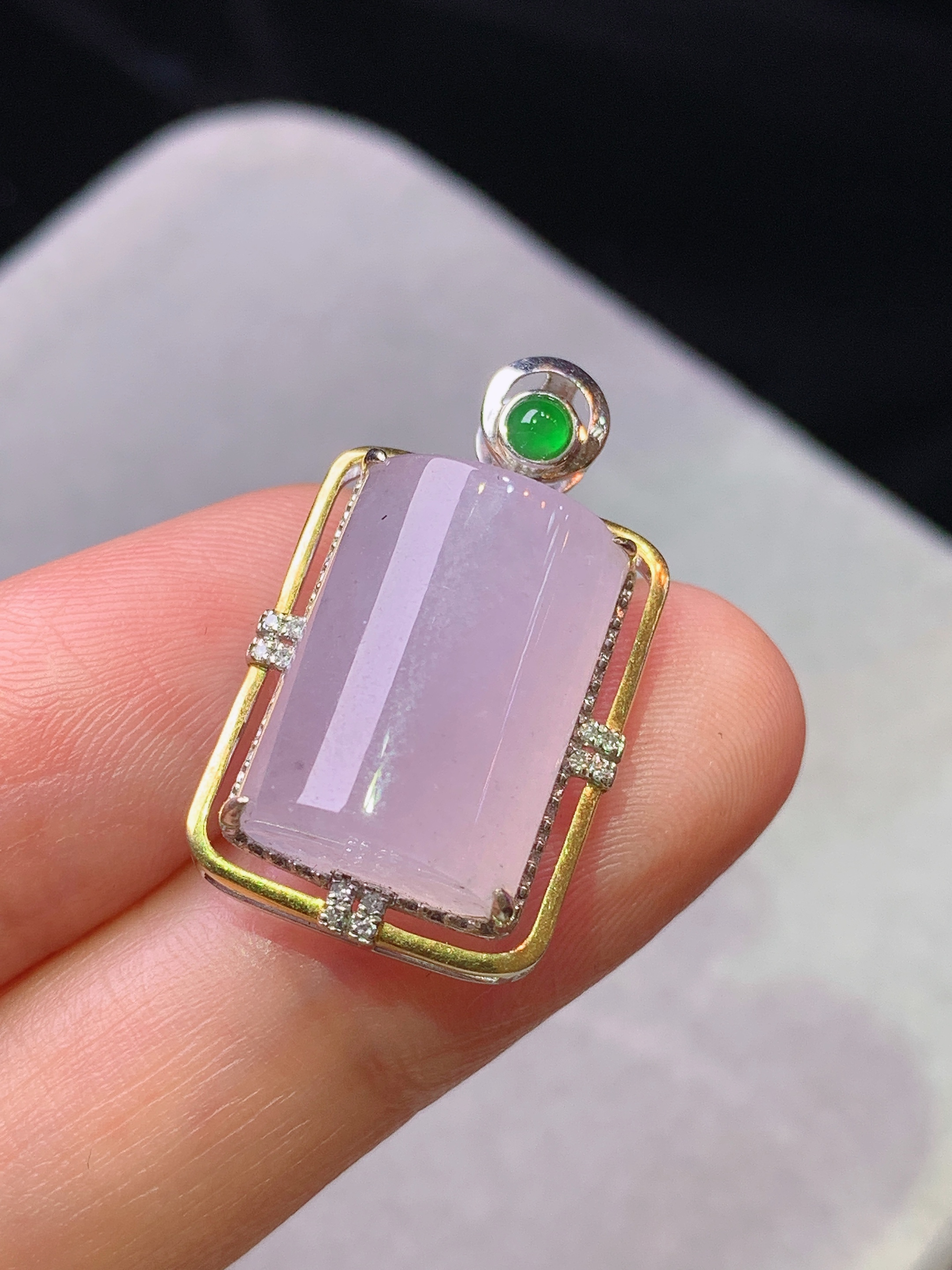 18k金钻镶嵌冰种粉紫罗兰玉柱吊坠 玉质细腻 色泽艳丽清新 水润亮眼 整体尺寸25.5*15.2*8x5