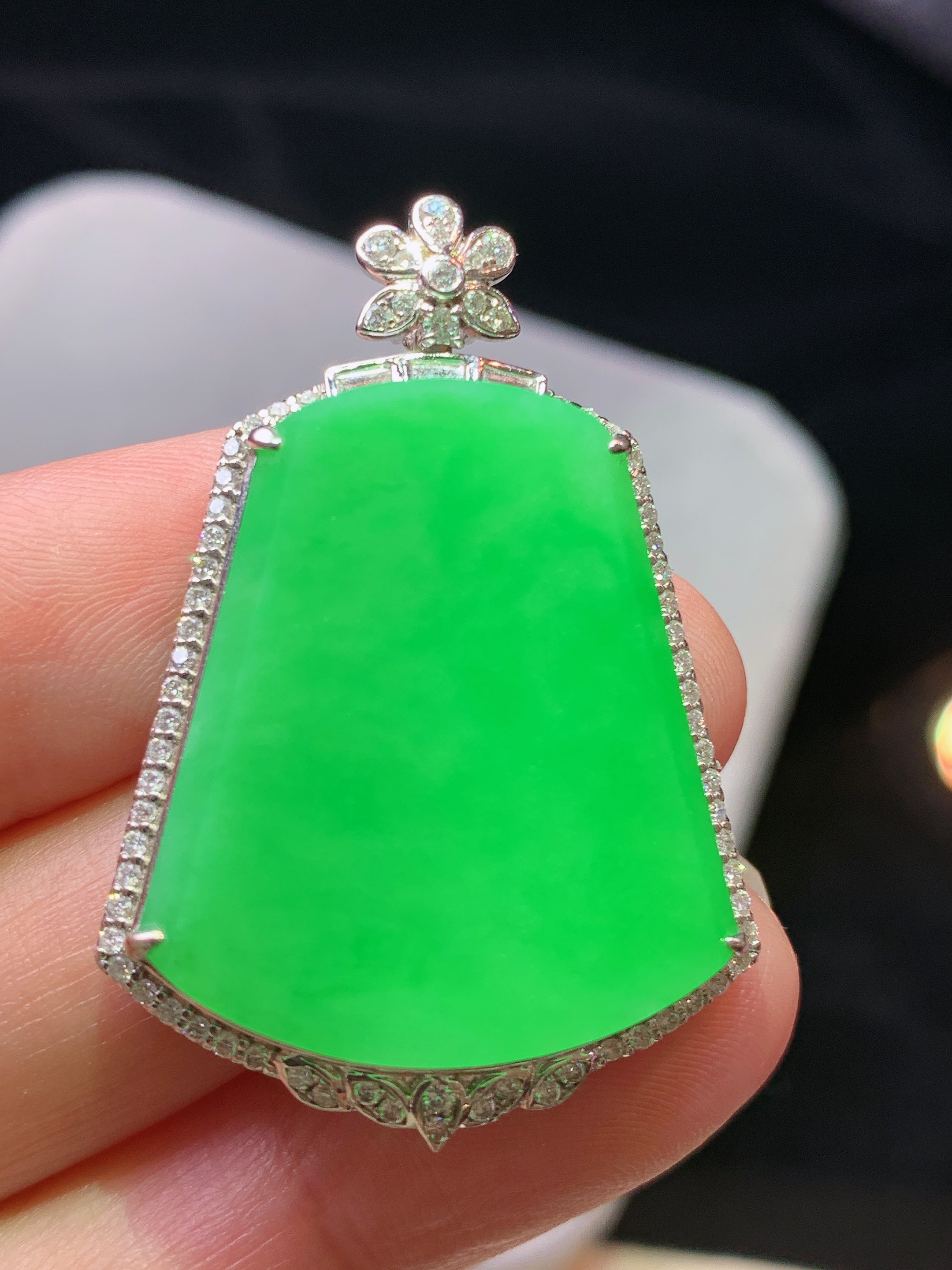18k金钻镶嵌翠绿无事牌吊坠 玉质细腻 色泽艳丽清新 水润亮眼 整体尺寸39.8*27.5*7.2b