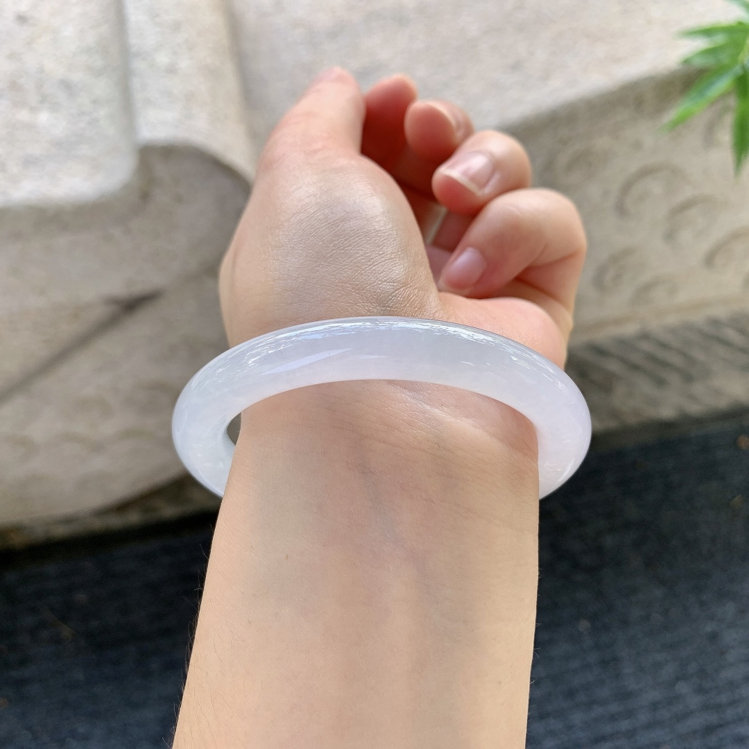 圆条51 52【圈口】52.8/8.5/8.7【编码】A1031873【描述】糯冰粉紫，水润，种老，细腻，无裂