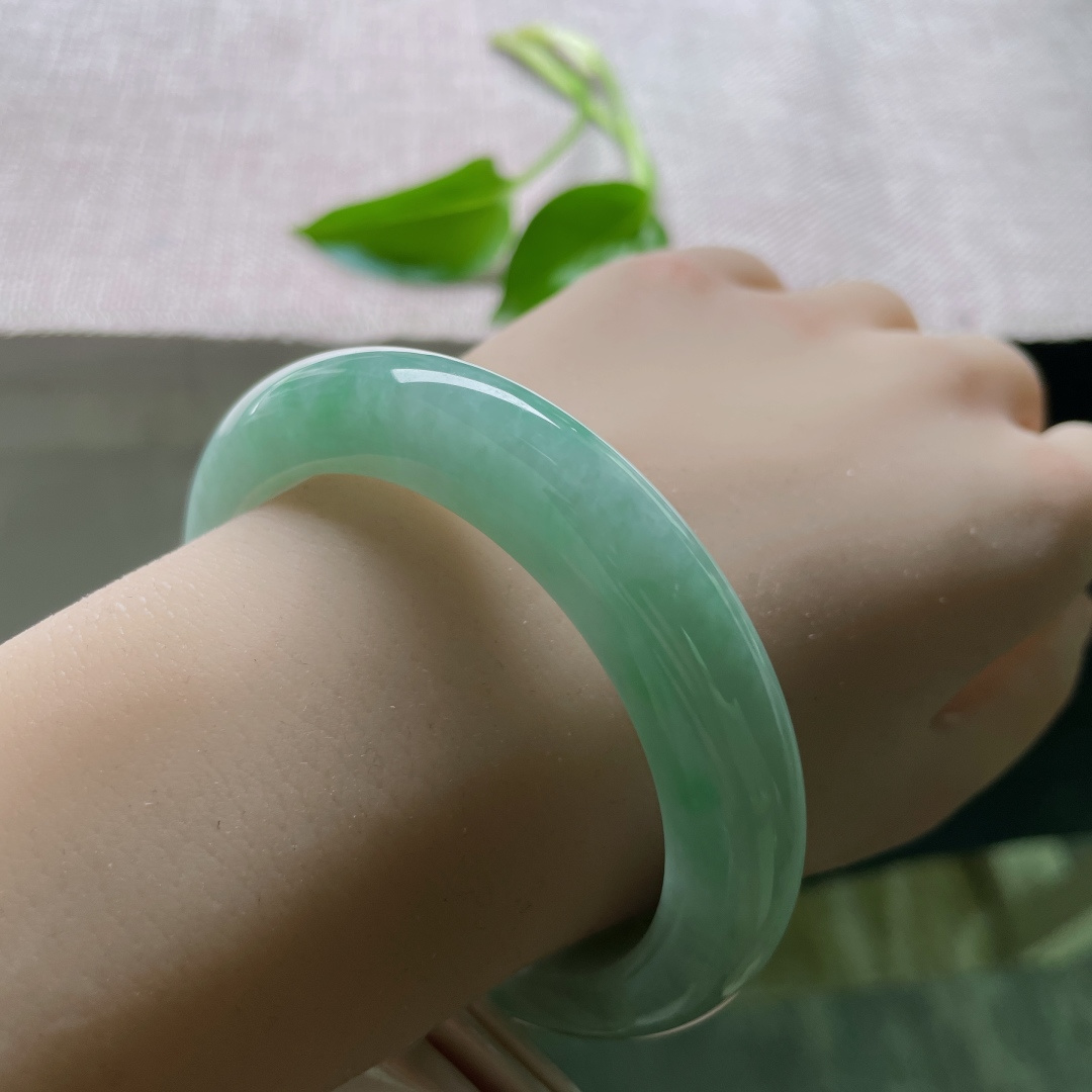 56/11.9/9.9，绿底正圈，镯型厚装饱满，细润，清新自然，活力满满，无裂，ss50572a