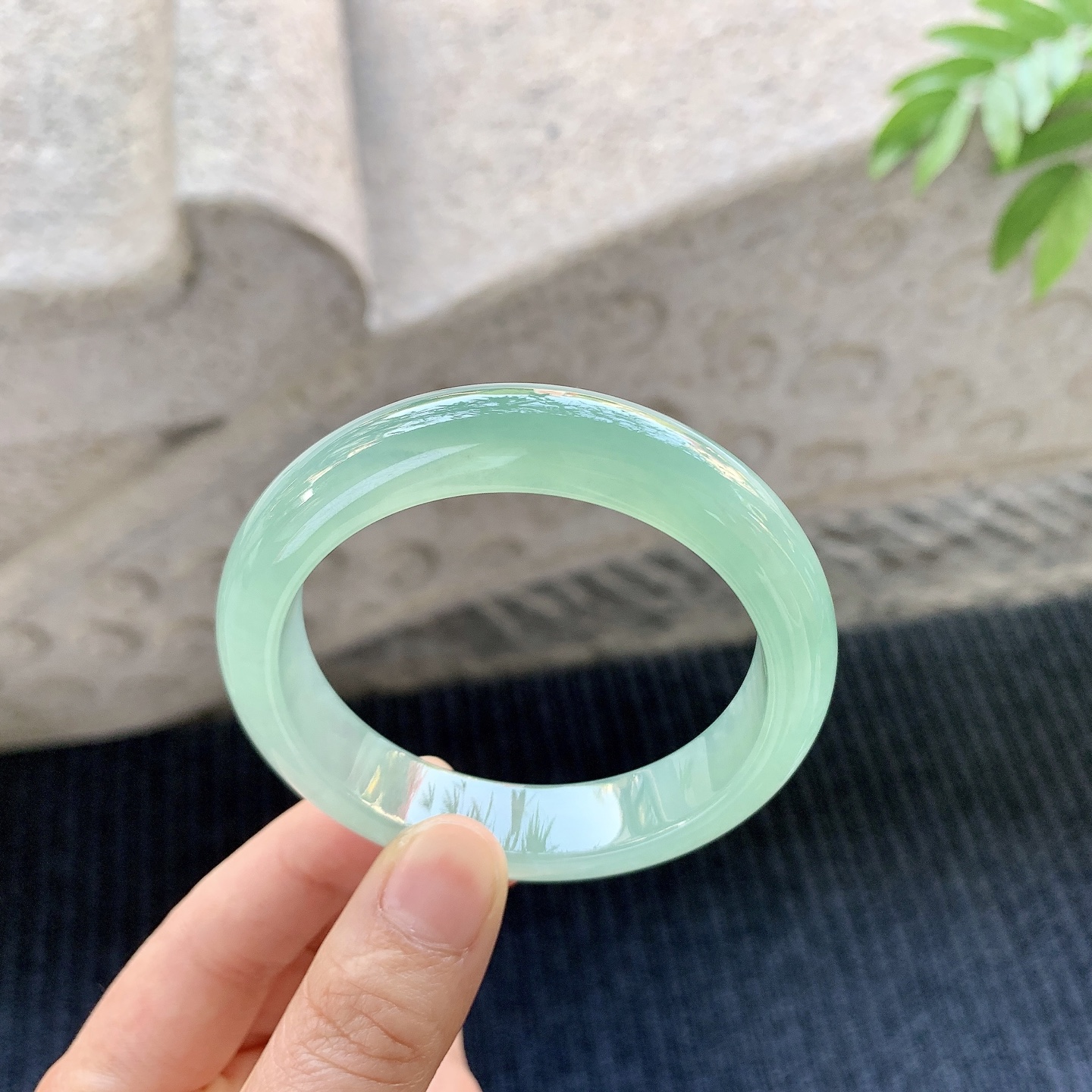 正圈53 54 【圈口】53.4/12.3/8.1 【编码】YT032763 【描述】糯冰晴绿，水润，种老，细腻，打灯有絮线