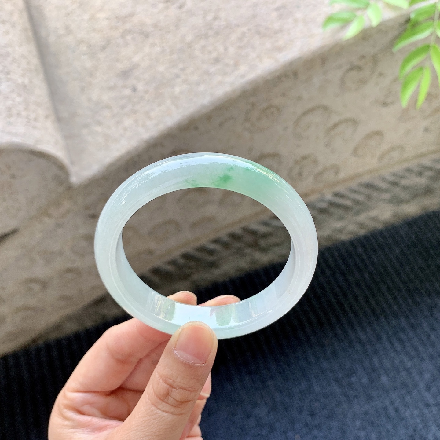 正圈53 54【圈口】54.8/12.6/7.2【编码】AD032063【描述】冰糯飘绿，水润，种老，细腻，无裂