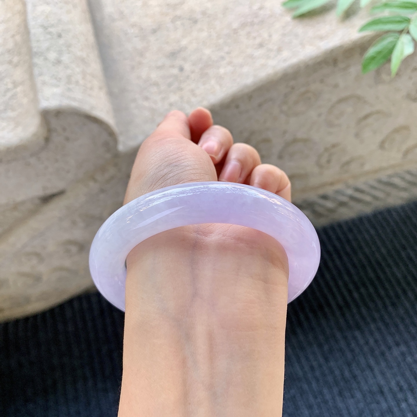 圆条55 56【圈口】56.2/12.4/11.7【编码】A1011364【描述】糯冰紫罗兰，水润，种老，细腻，打灯有晶体线