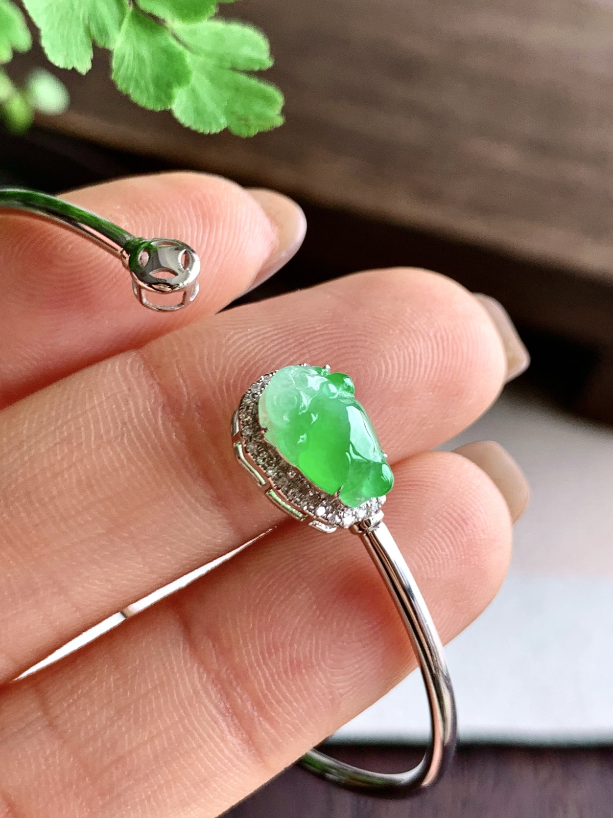 【镶嵌】️冰飘绿花貔貅手镯
【说明】缅料  18k金镶嵌 性价比高  飘花
【整体】11.3-8.3-7
【圈口】57.8-46.3圈