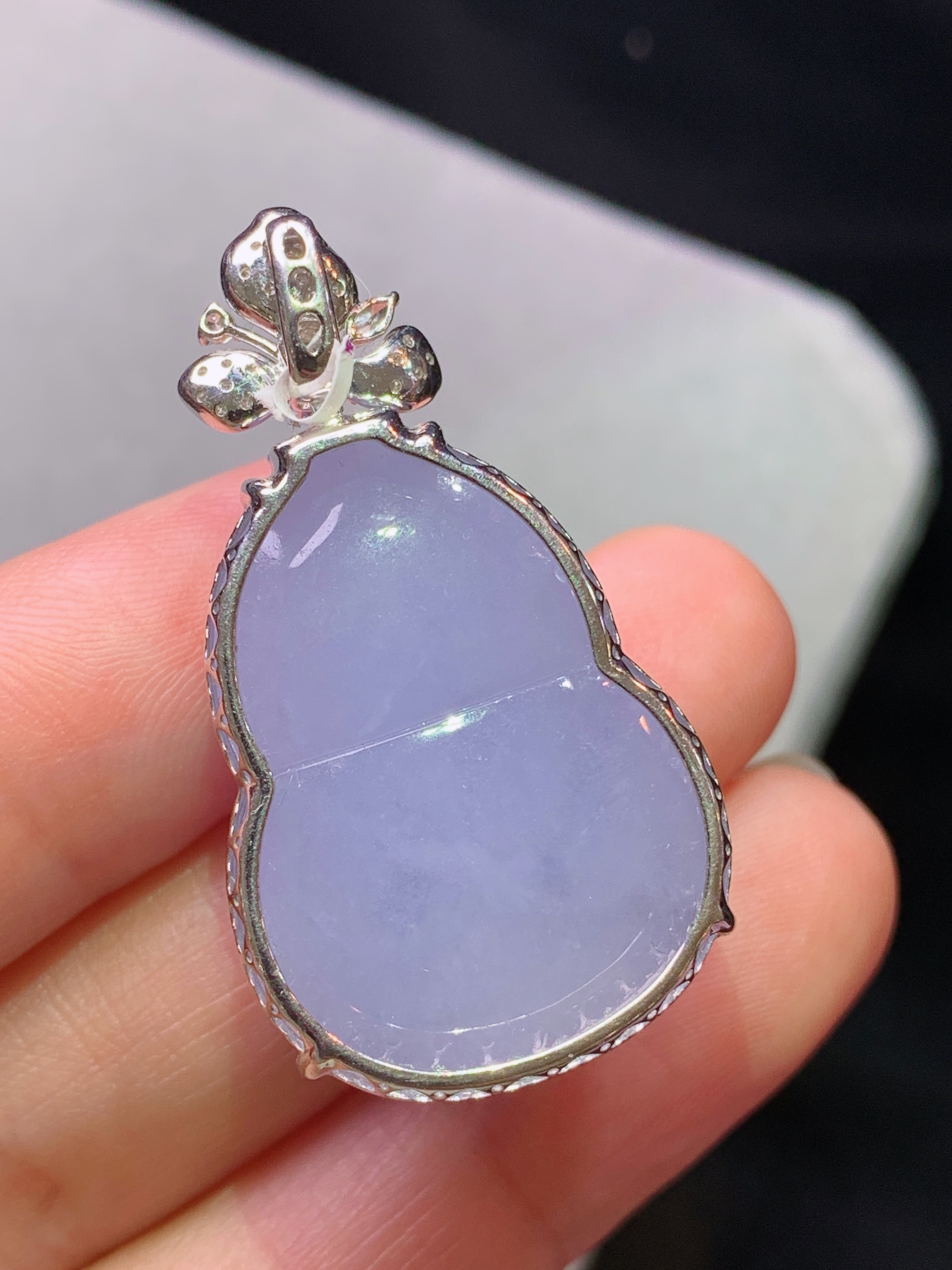 18k金钻镶嵌紫罗兰葫芦吊坠 玉质细腻 色泽艳丽清新 水润亮眼 整体尺寸37.2*20.2*13.5b1