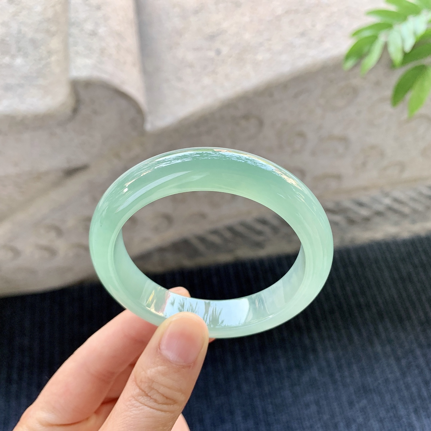 正圈53 54 【圈口】53.4/12.3/8.1 【编码】YT032763 【描述】糯冰晴绿，水润，种老，细腻，打灯有絮线