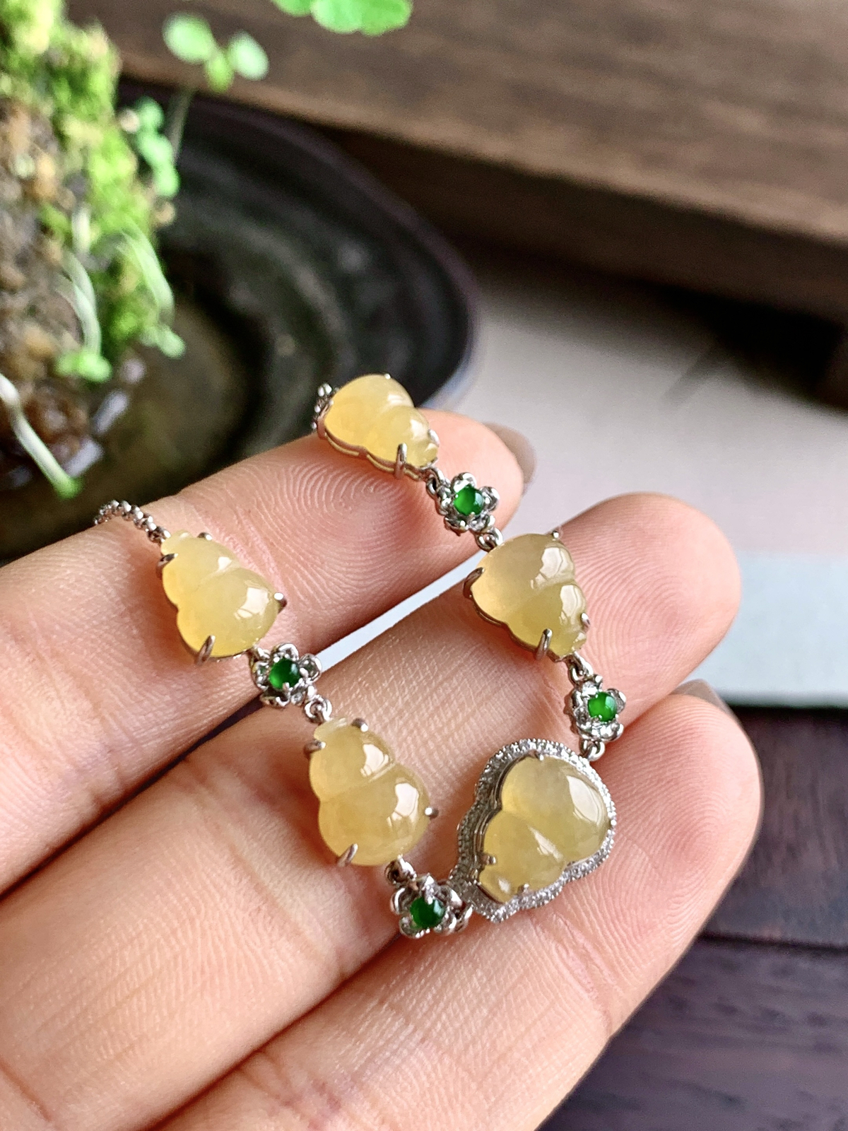 【镶嵌】️冰黄翡葫芦手链
【说明】缅料  18k金镶嵌 性价比高  
【整体】12.3-10.2-5.8..