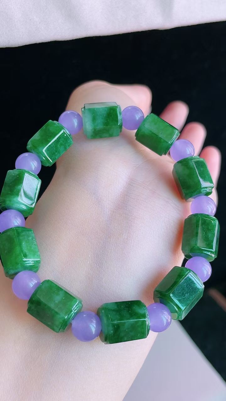 【翡翠名称】老种冰辣绿路路通手串手链
【翡翠尺寸】平均13/10.5mm
【翡翠描述】宝贝种老水足，玉质细腻，色泽靓丽，性价比高，佩戴效果好！
【其它赠送】权威证书/精美挂绳盒子/支持全国复检