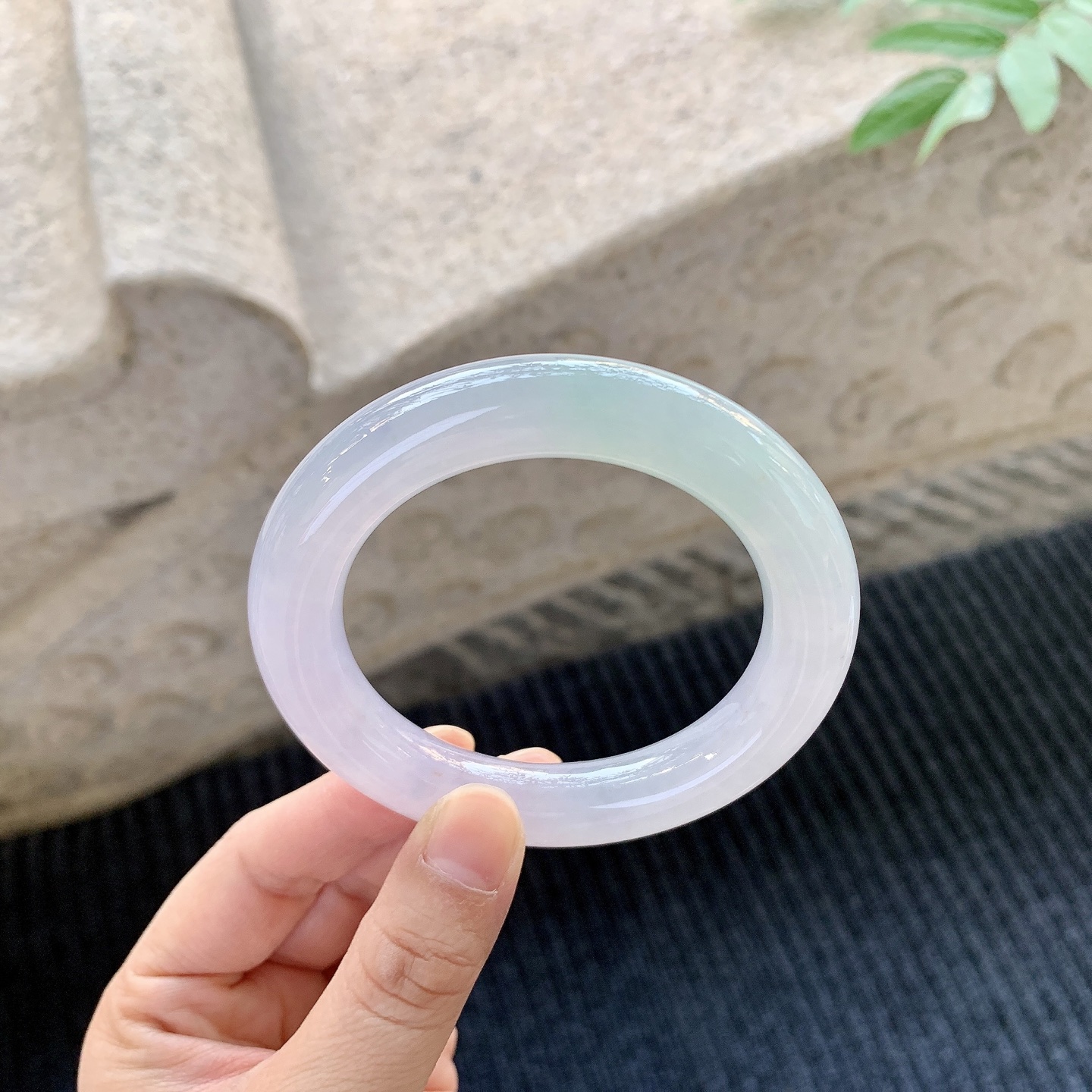 圆条54 55 圈口54.3/11.2/11.6 糯冰椿彩，水润，种老，细腻，打灯有絮线BA031271