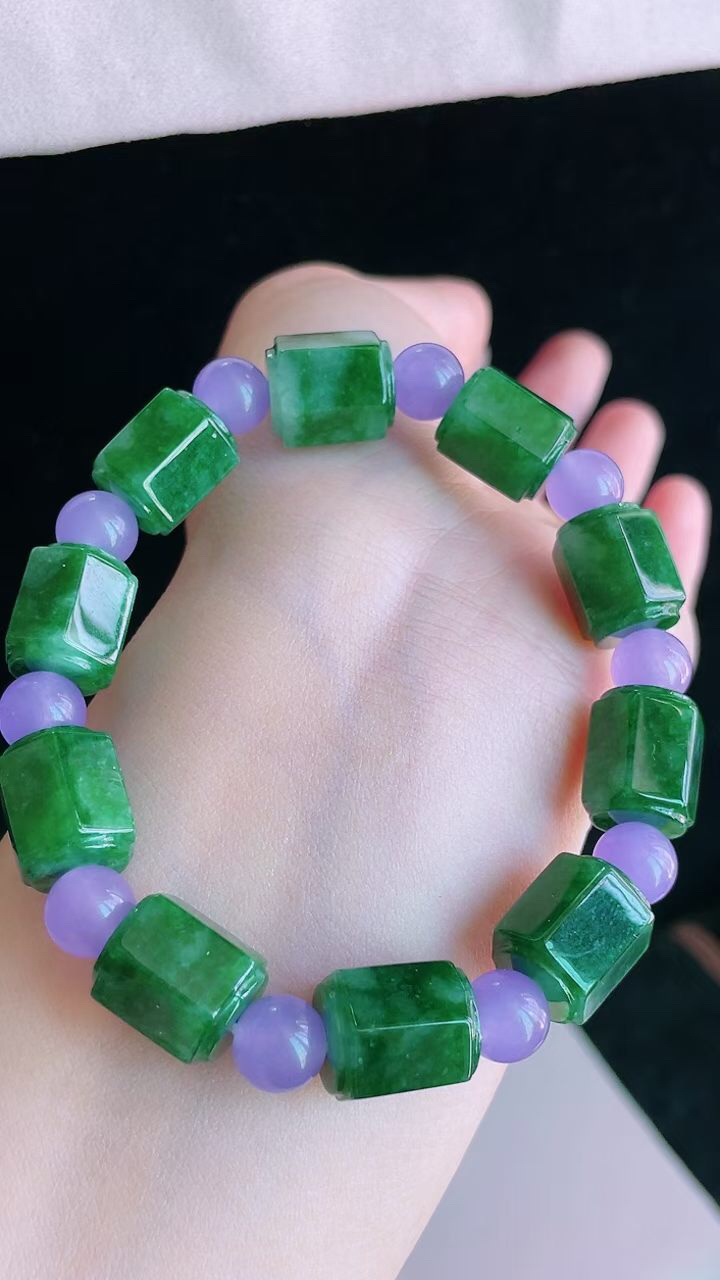 【翡翠名称】老种冰辣绿路路通手串手链
【翡翠尺寸】平均13/10.5mm
【翡翠描述】宝贝种老水足，玉质细腻，色泽靓丽，性价比高，佩戴效果好！
【其它赠送】权威证书/精美挂绳盒子/支持全国复检