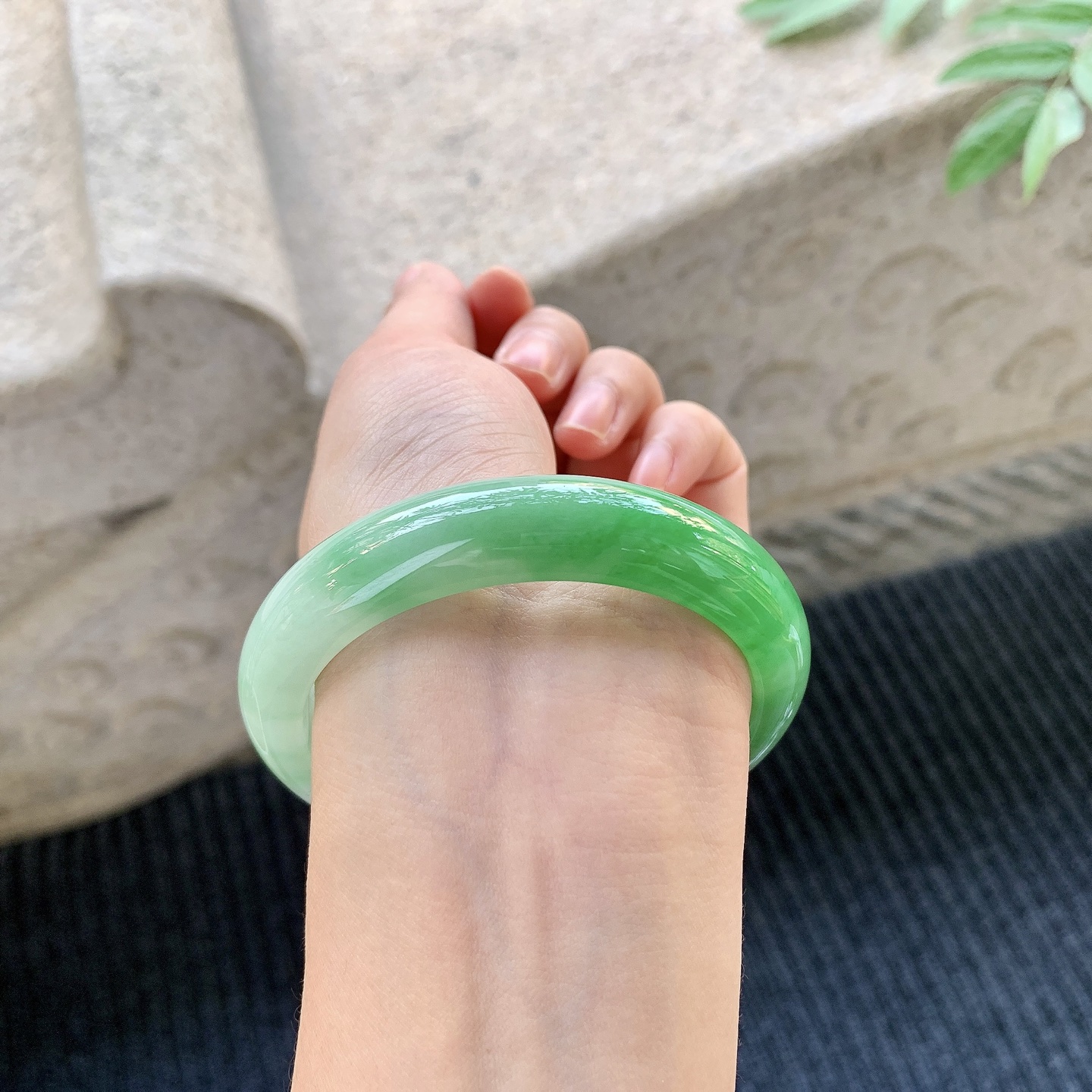 正圈55 56【圈口】56/12.7/8.2【编码】A1011163【描述】冰糯辣绿，水润，种老，细腻，无裂