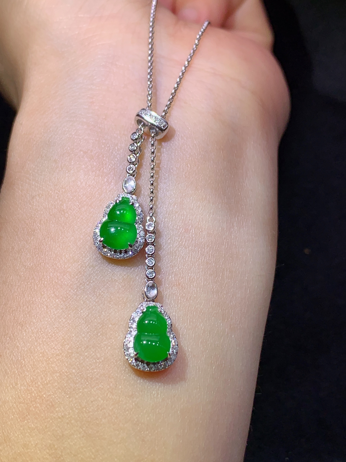 冰阳绿葫芦锁骨链，18k金镶嵌，款式精美，冰润色阳，种水足，Ff 尺寸8.7*5.9*2.2