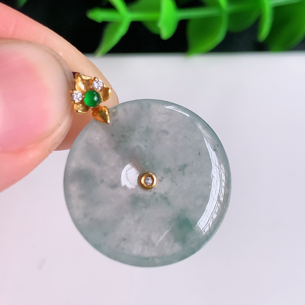 18k金扣冰润飘花平安扣吊坠，厚装饱满，冰润剔透，细腻水足，种质润泽，飘花灵动，佩戴优雅大气，W01.11   尺寸：26.5-21.2-4mm