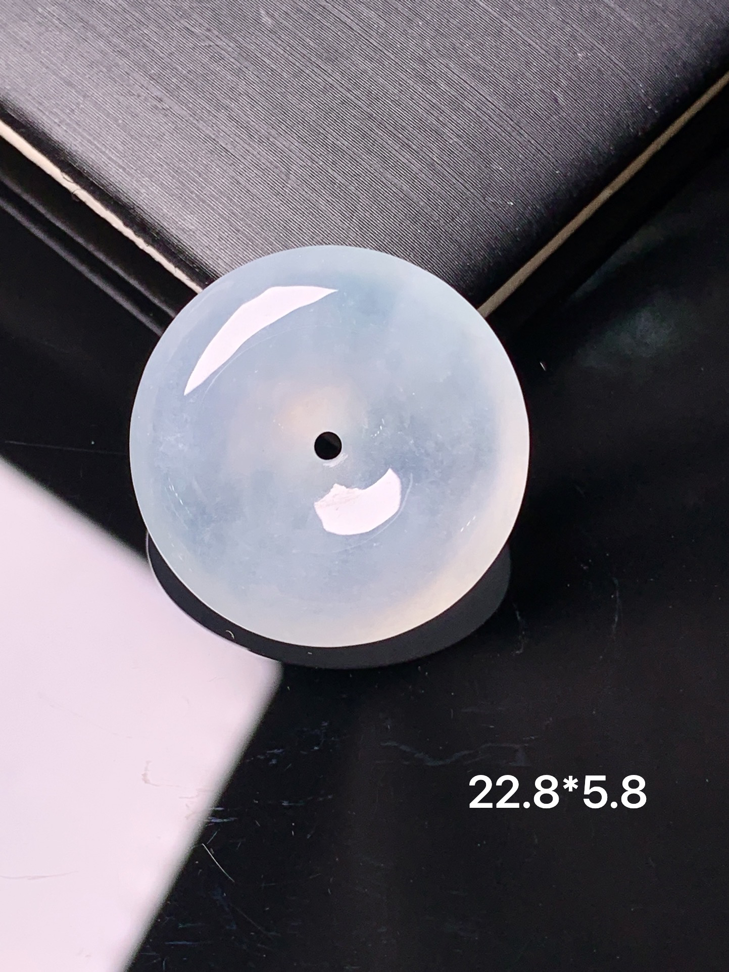 冰种平安扣吊坠 玉质细腻 色泽艳丽清新 水润亮眼 整体尺寸22.8*5.8d1