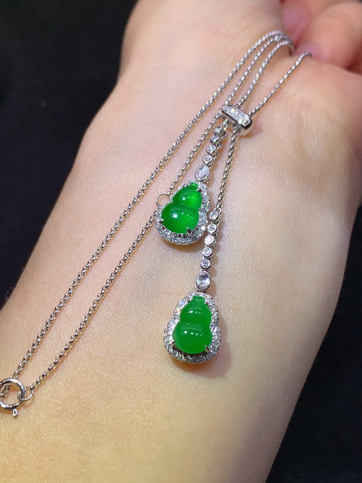 冰阳绿葫芦锁骨链，18k金镶嵌，款式精美，冰润色阳，种水足，Ff 尺寸8.7*5.9*2.2