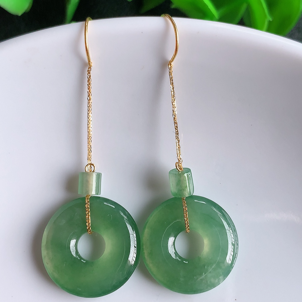 18k金冰透绿翡翠耳坠，自然光实拍，翠色灵动，颜色漂亮，种老水足，品相佳，佩戴佳品！W01.11  取一尺寸：19-15-3.2mm