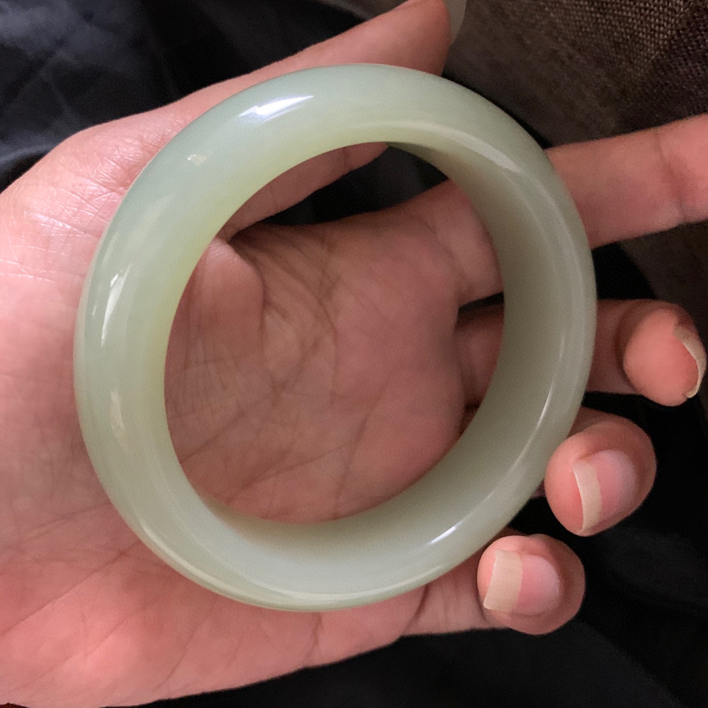 64.5圈口和田玉清水色手镯，和田玉64.5圈口手镯，镯型古朴典雅。在诗情画意的雨巷相遇，你是我腕间的一抹风情，有你眸有深情.清风荡漾湖间静水，我愿俯身低眉，在烟波涟漪处寻