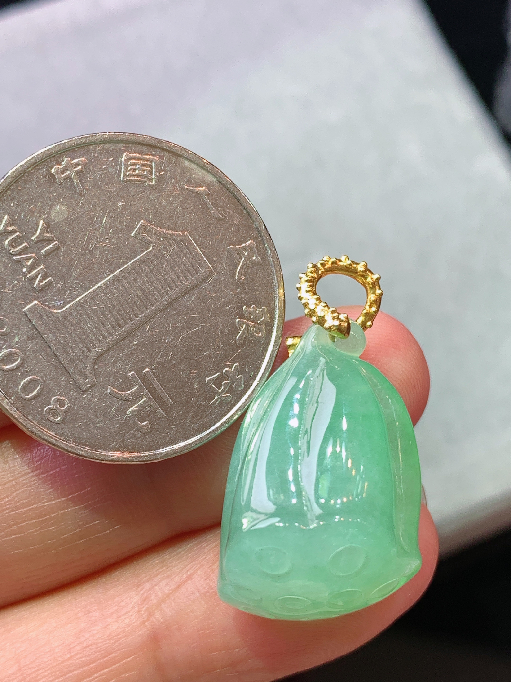 18k金镶嵌冰种浅绿莲蓬吊坠 玉质细腻 色泽艳丽清新 水润亮眼 整体尺寸28*14.8*13.3m1