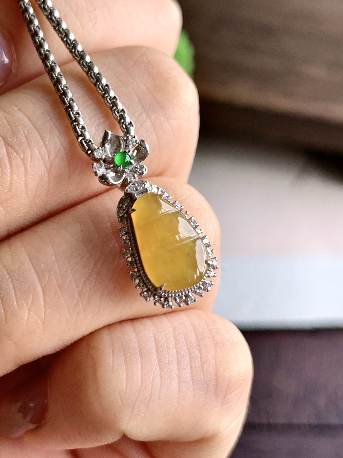 【镶嵌】️冰黄翡豆子福豆吊坠  
【说明】缅料  18k金镶嵌 性价比高  
【整体】22.3-1