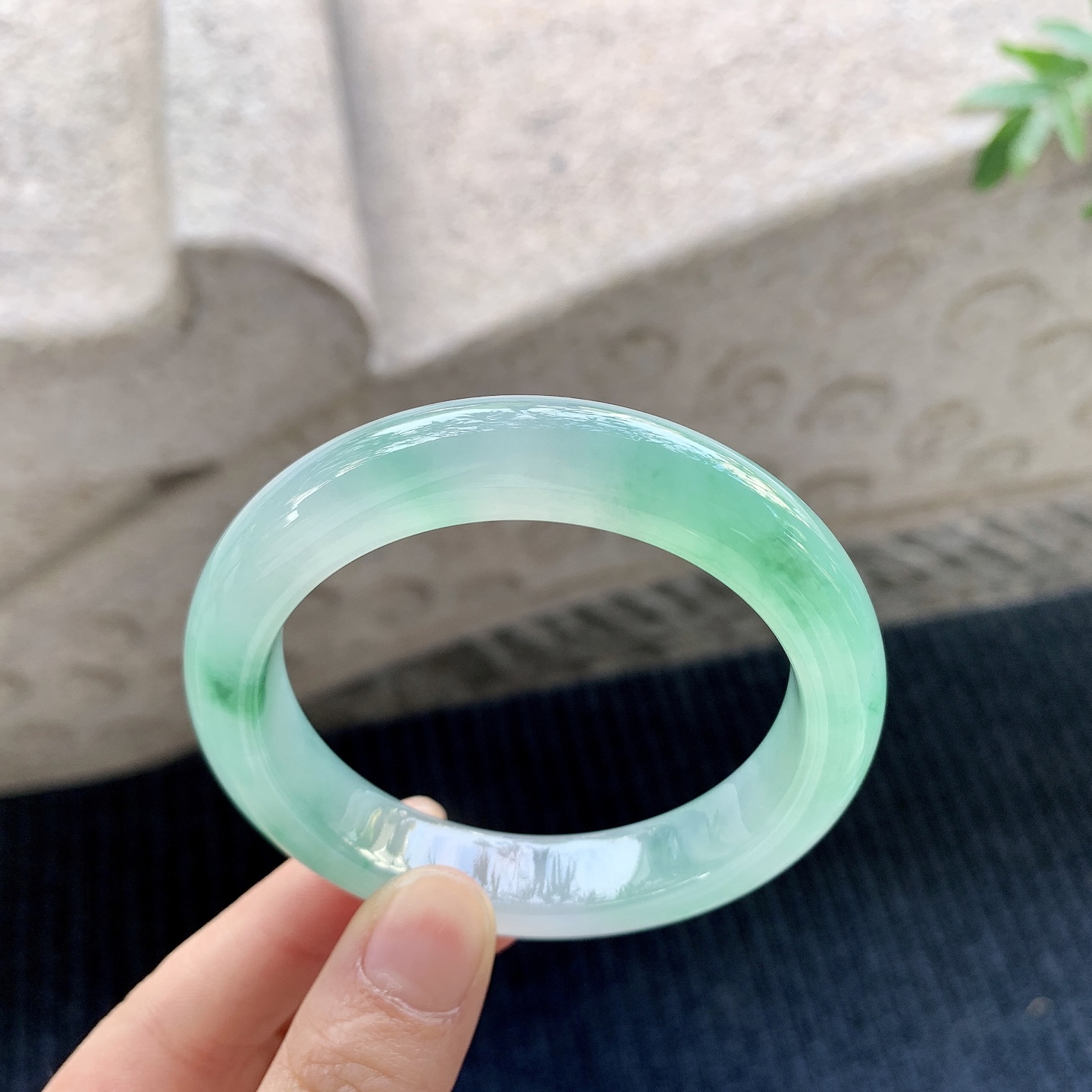 正圈53 54【圈口】54.8/12/9【编码】Q5031572【描述】冰飘绿，清透，水润，种老，细腻，打灯有絮线