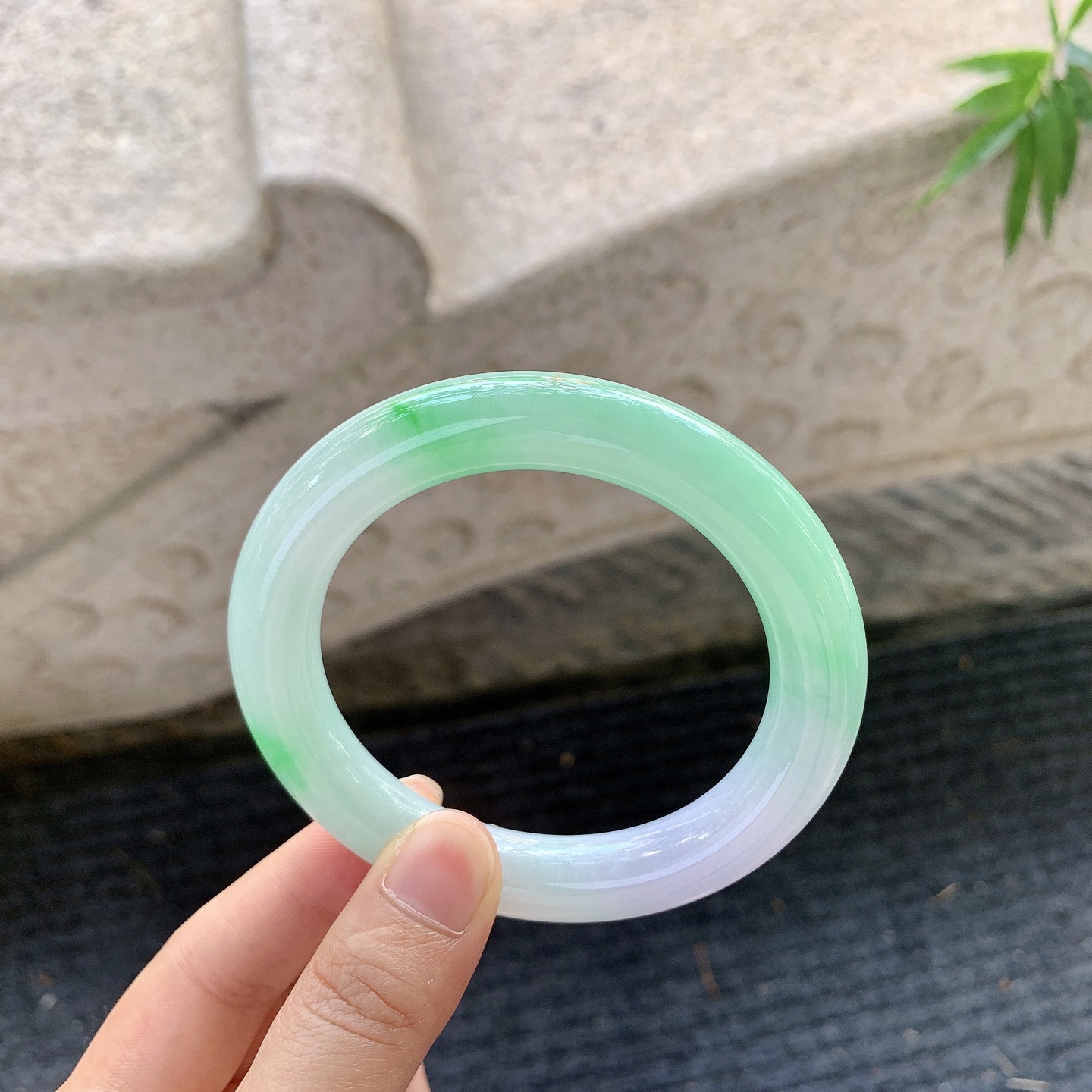 圆条56 57，圈口57.4/11/11，编码FL081259，描述：春彩，水润，种老，细腻，打灯有棉纹。