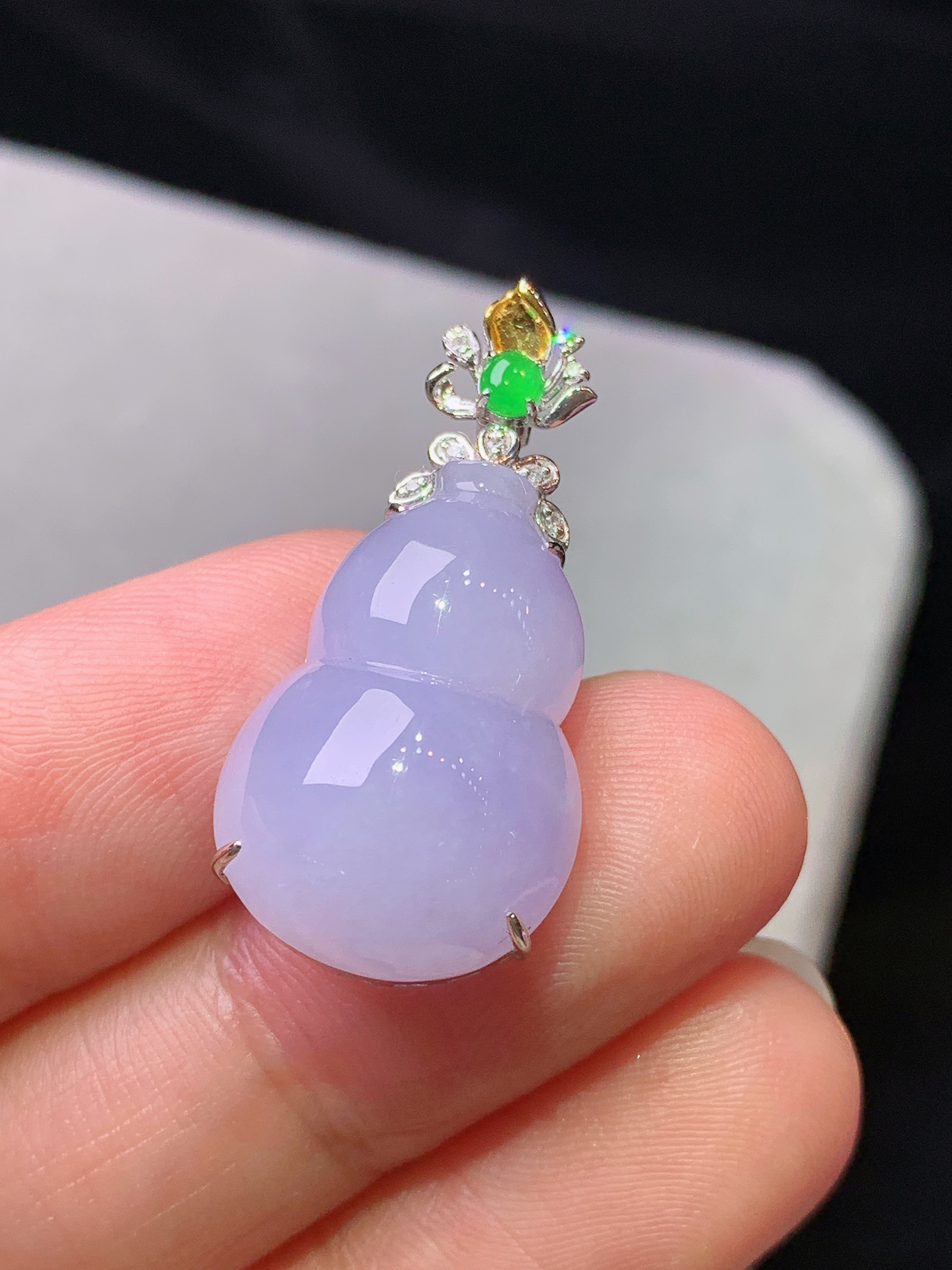 18k金钻镶嵌紫罗兰葫芦吊坠 玉质细腻 色泽艳丽清新 水润亮眼 整体尺寸29.3*14*8.2x5