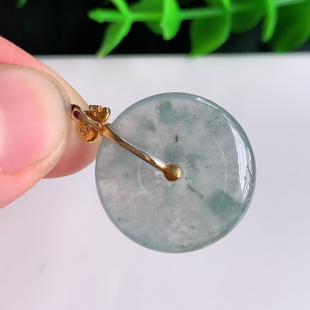 18k金扣冰润飘花平安扣吊坠，厚装饱满，冰润剔透，细腻水足，种质润泽，飘花灵动，佩戴优雅大气，W01.11   尺寸：26.5-21.2-4mm