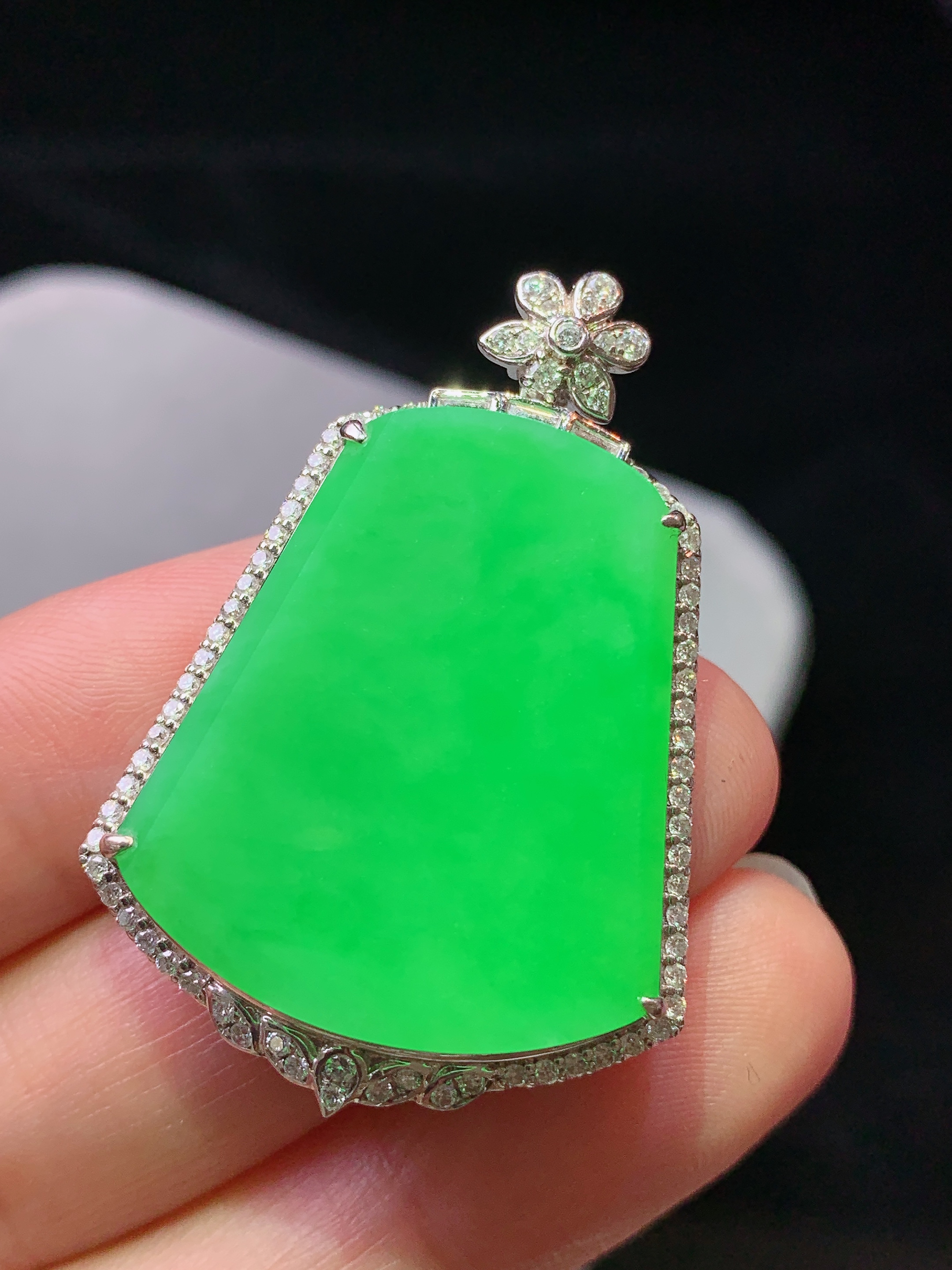 18k金钻镶嵌翠绿无事牌吊坠 玉质细腻 色泽艳丽清新 水润亮眼 整体尺寸39.8*27.5*7.2b2