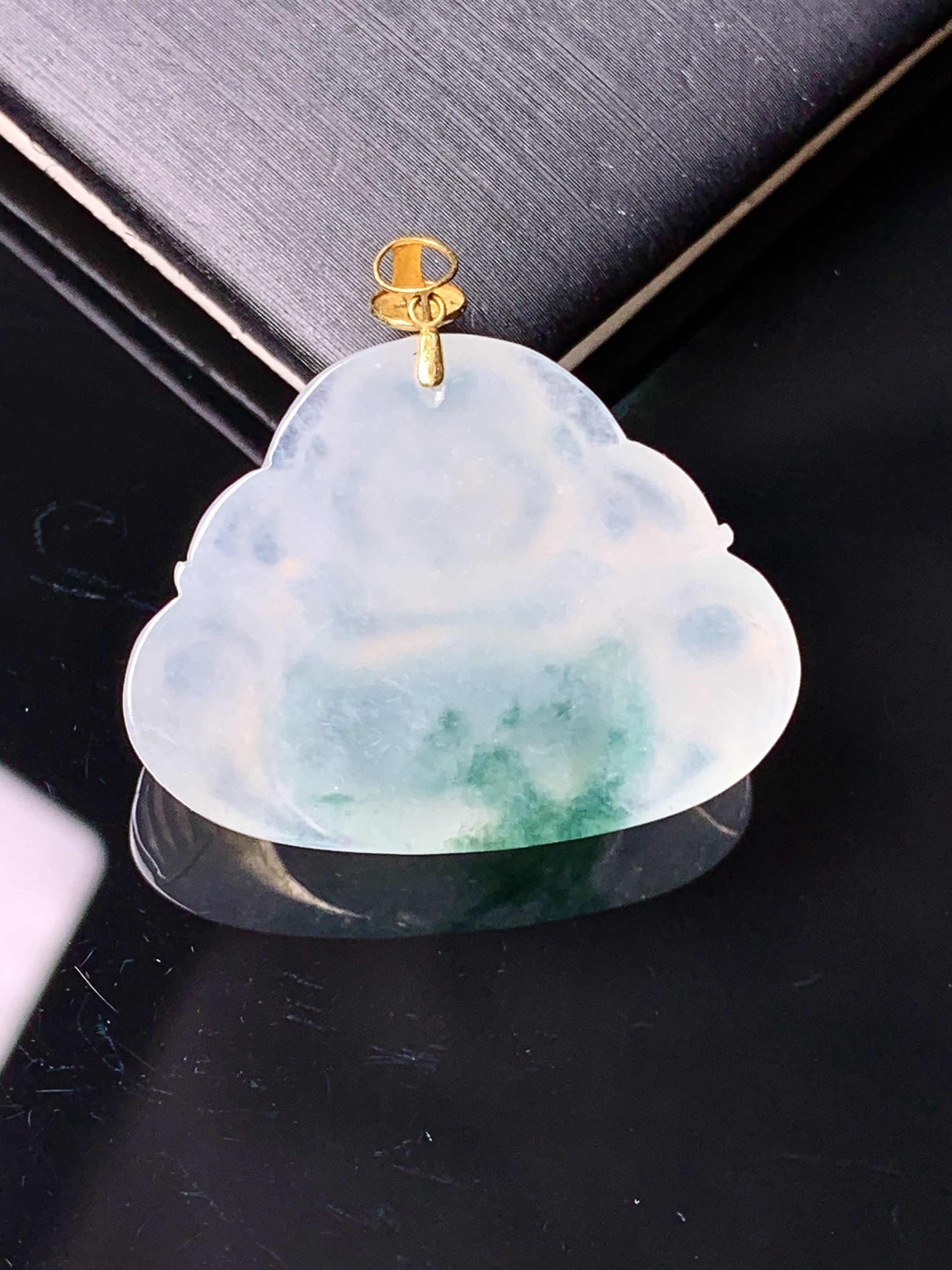 18k金镶嵌冰种飘绿佛公吊坠 玉质细腻 色泽艳丽清新 水润亮眼 整体尺寸28*29*6.5m1