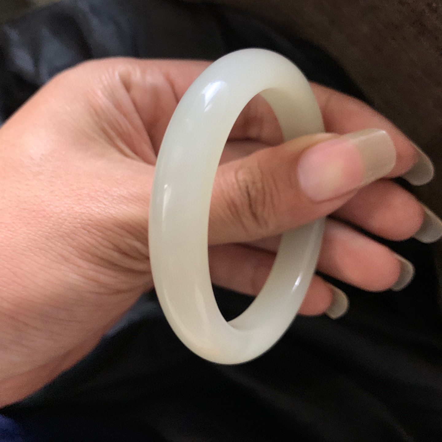 53圈口和田玉羊脂白手镯，和田玉53圈口手镯，镯型古朴典雅。在诗情画意的雨巷相遇，你是我腕间的一抹风情，有你眸有深情.清风荡漾湖间静水，我愿俯身低眉，在烟波涟漪处寻