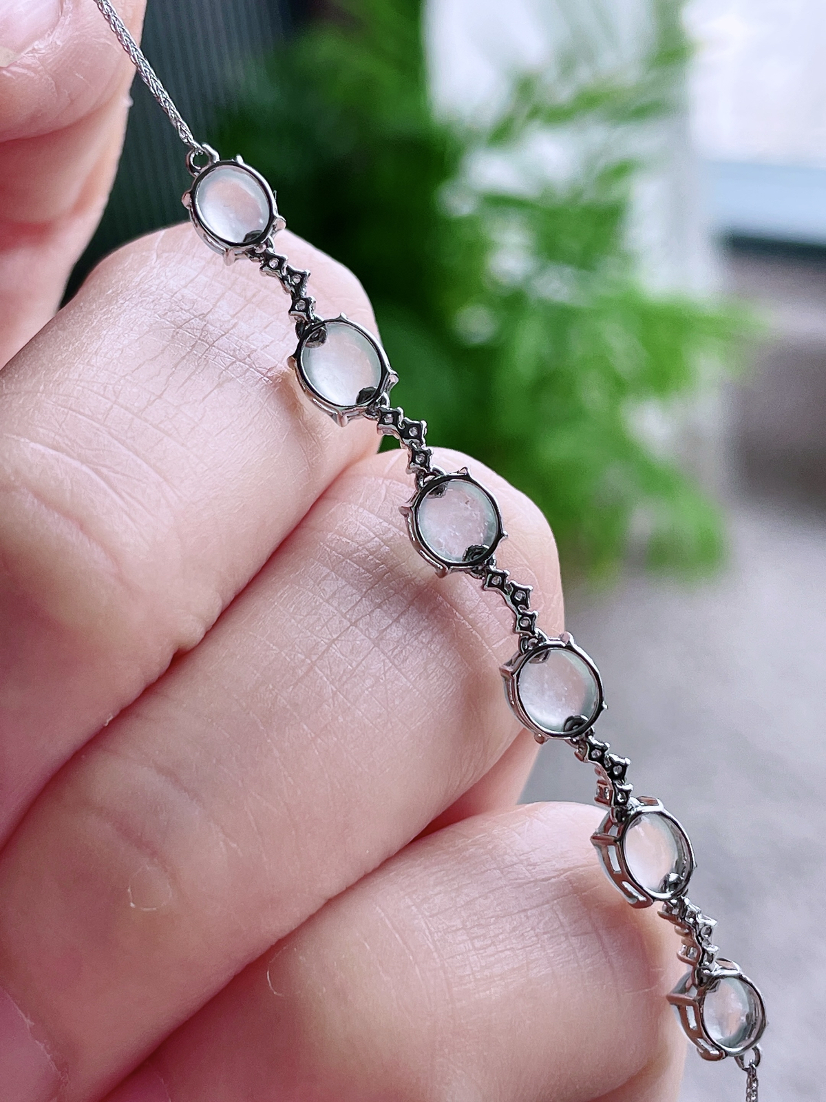 【镶嵌】冰蛋面项链
【说明】缅料 18k金镶嵌 性价比高  
【裸石】5.6-5.1-2.6..