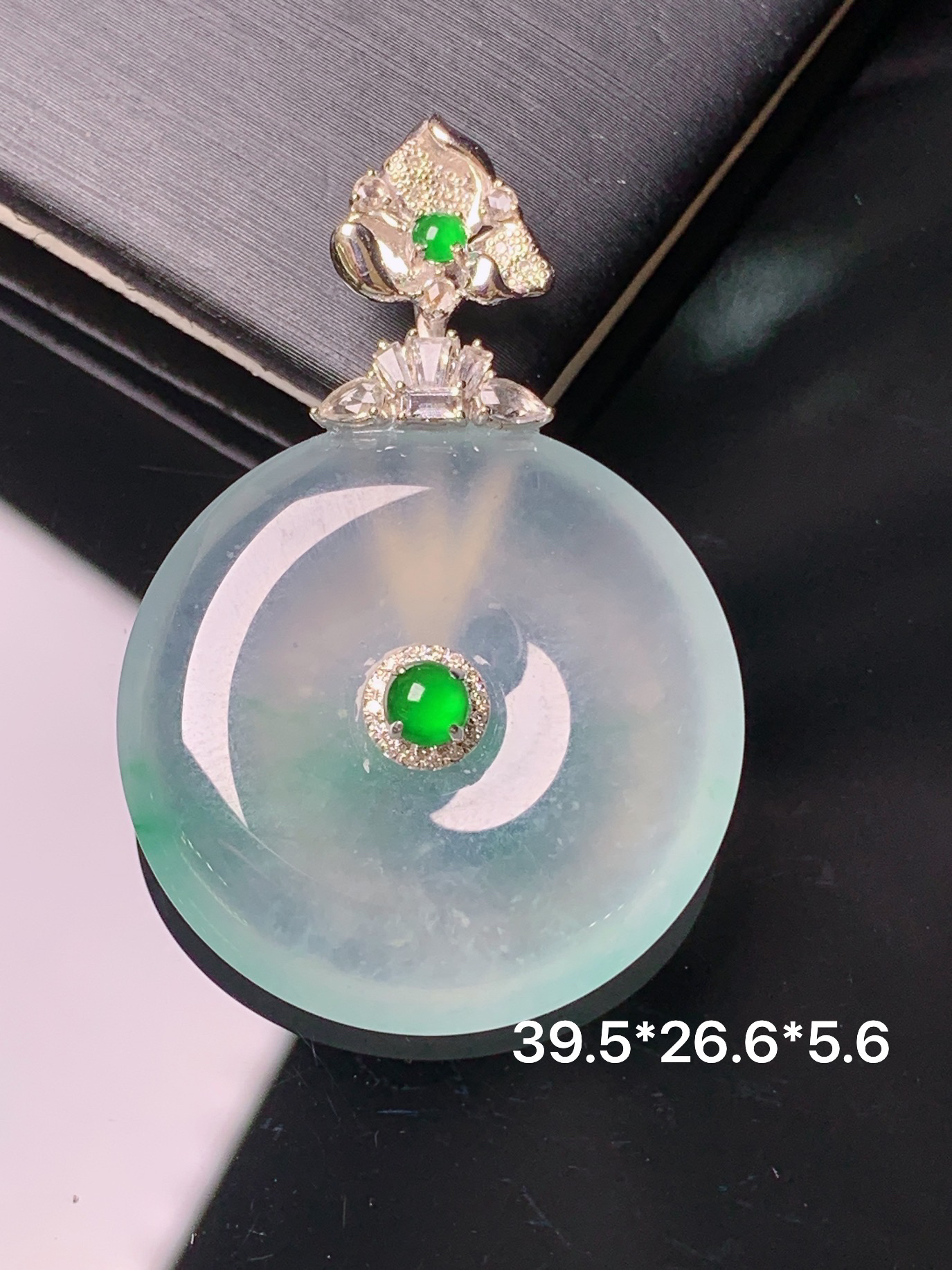 18k金钻镶嵌冰种平安扣吊坠 玉质细腻 色泽艳丽清新 水润亮眼 整体尺寸39.5*26.6*5.6c5