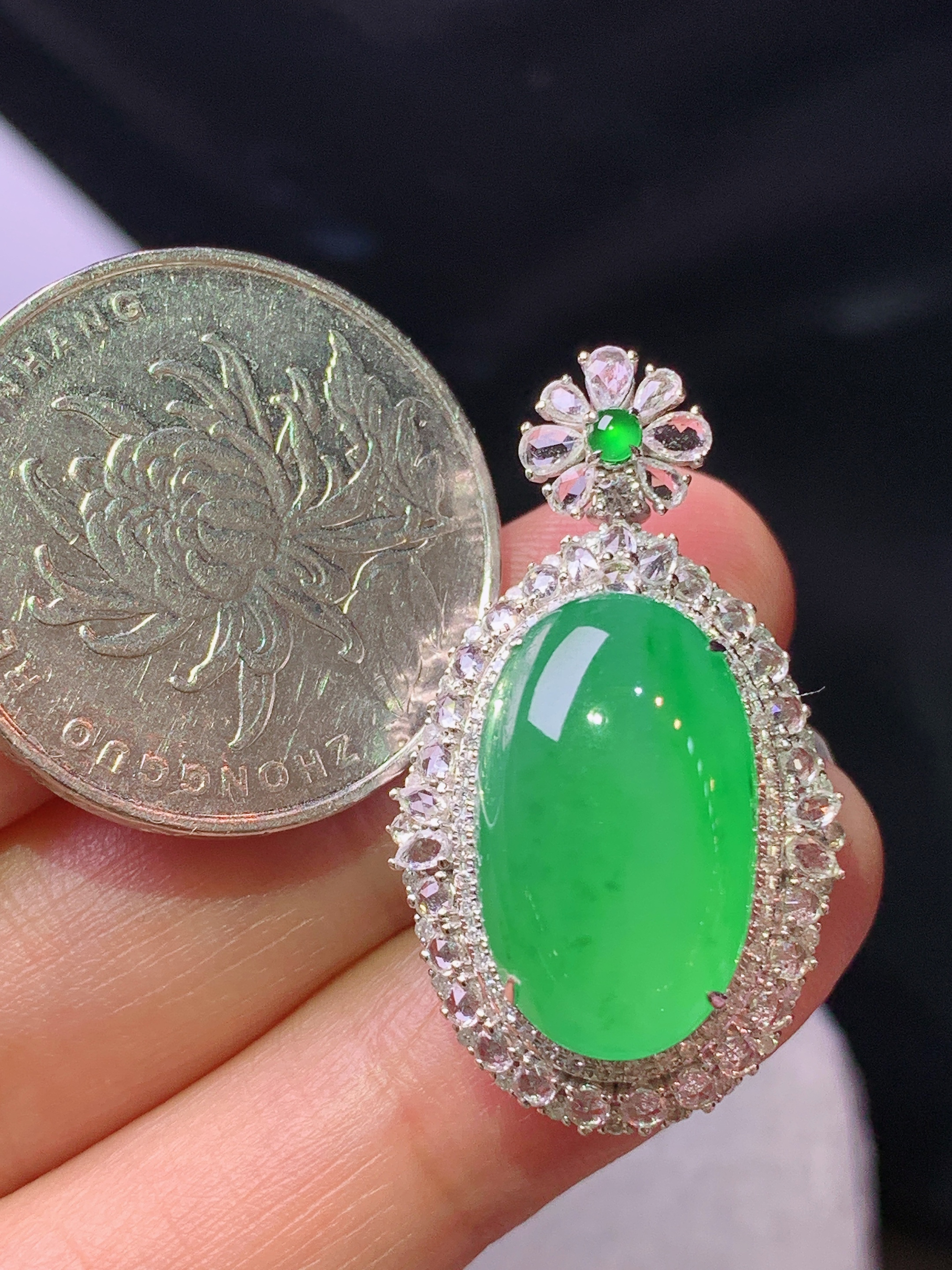 18k金钻镶嵌满绿蛋面吊坠 玉质细腻 色泽艳丽清新 水润亮眼 整体尺寸32*18.5*12c5