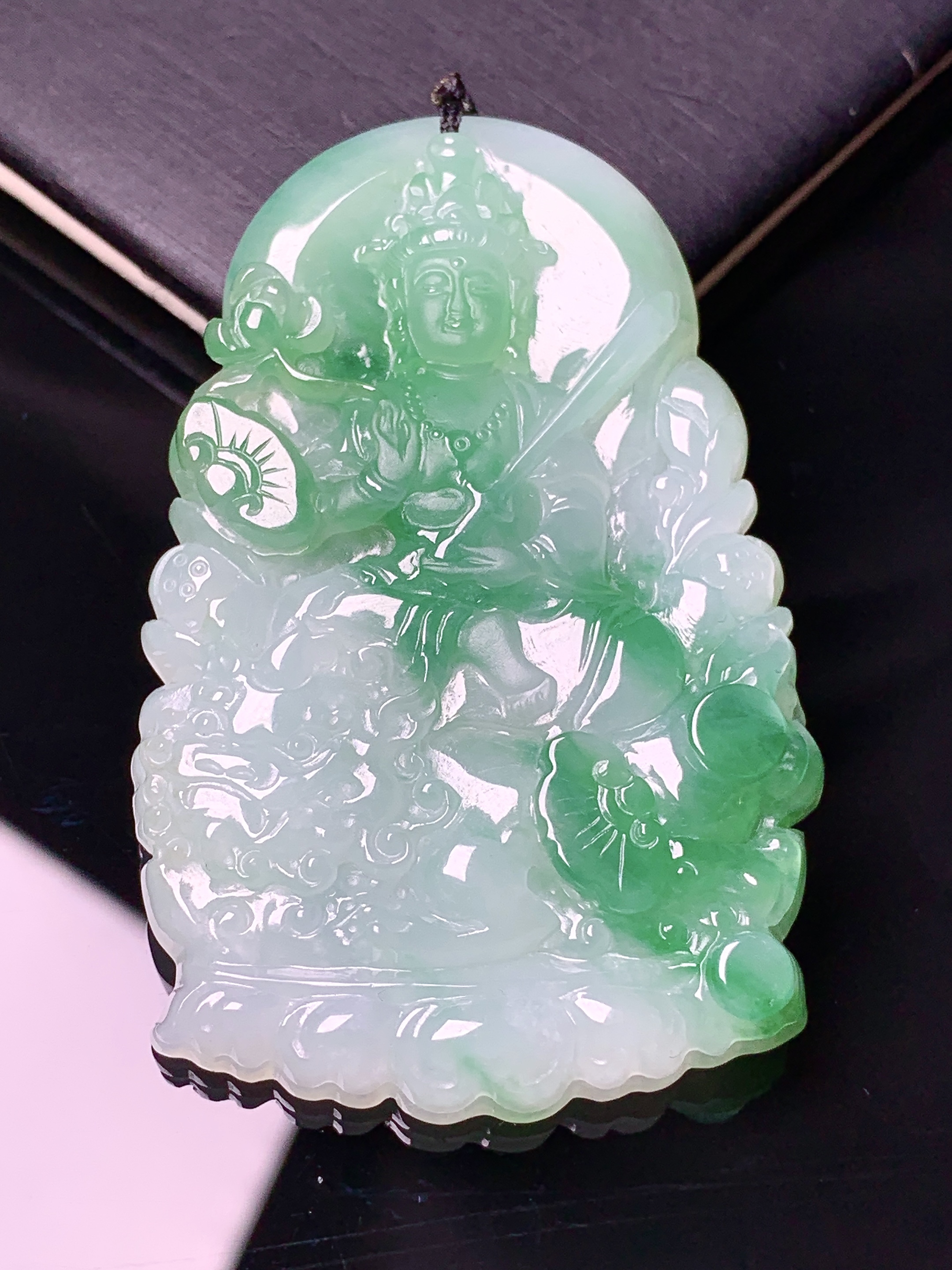 飘绿文殊观音菩萨吊坠 玉质细腻 色泽艳丽清新 水润亮眼 整体尺寸57.2*36.5*5.5b2