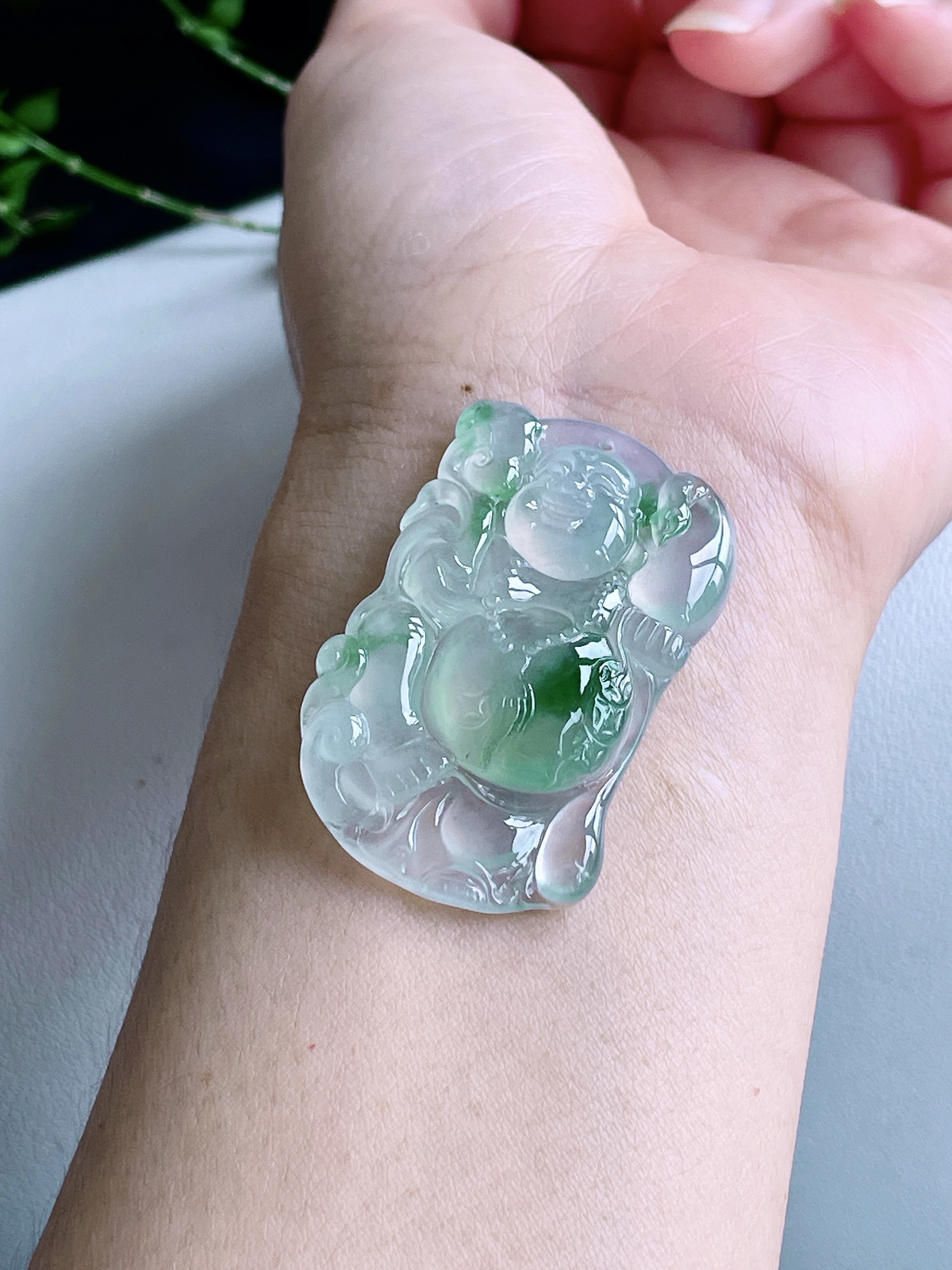 【裸石】冰飘阳绿佛公布袋佛公吊坠
【说明】缅料 性价比高  
【尺寸】46.2-28.2-6.8..