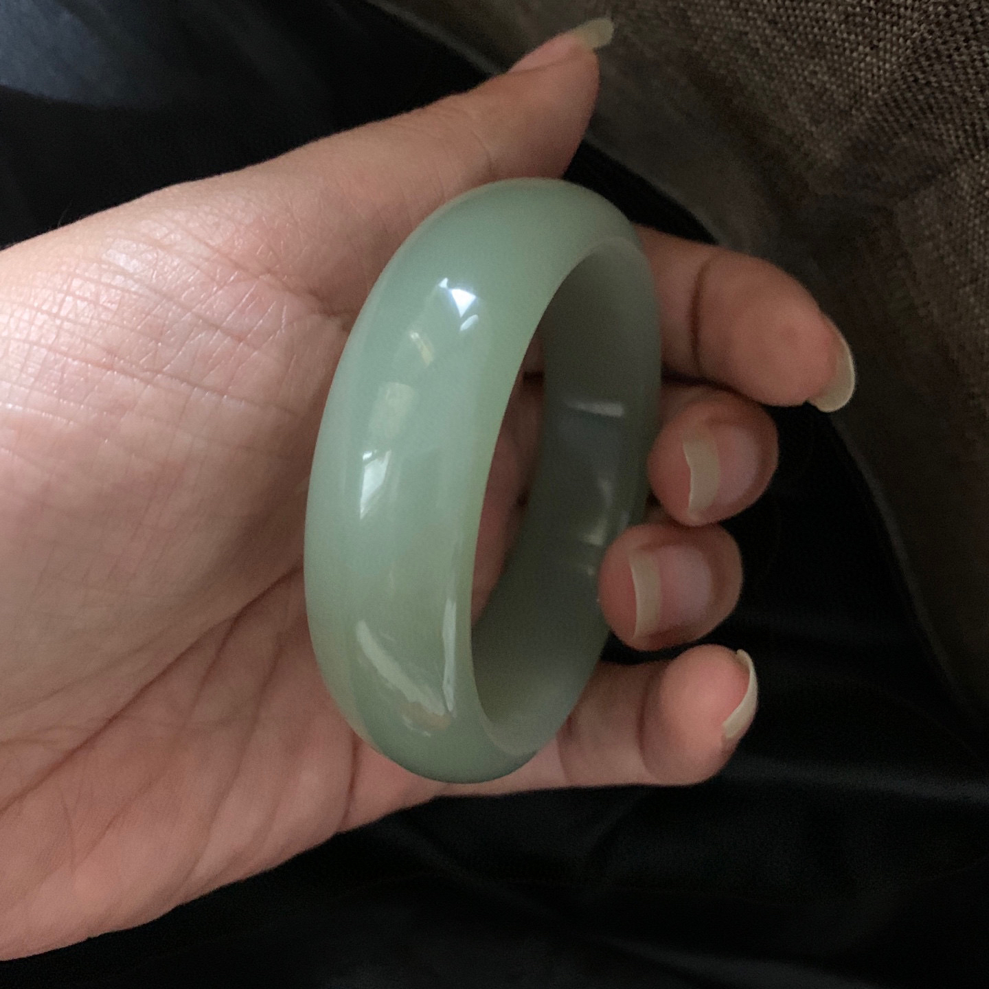 56圈口和田玉且末蓝手镯，和田玉56圈口手镯，镯型古朴典雅。在诗情画意的雨巷相遇，你是我腕间的一抹风情，有你眸有深情.清风荡漾湖间静水，我愿俯身低眉，在烟波涟漪处寻