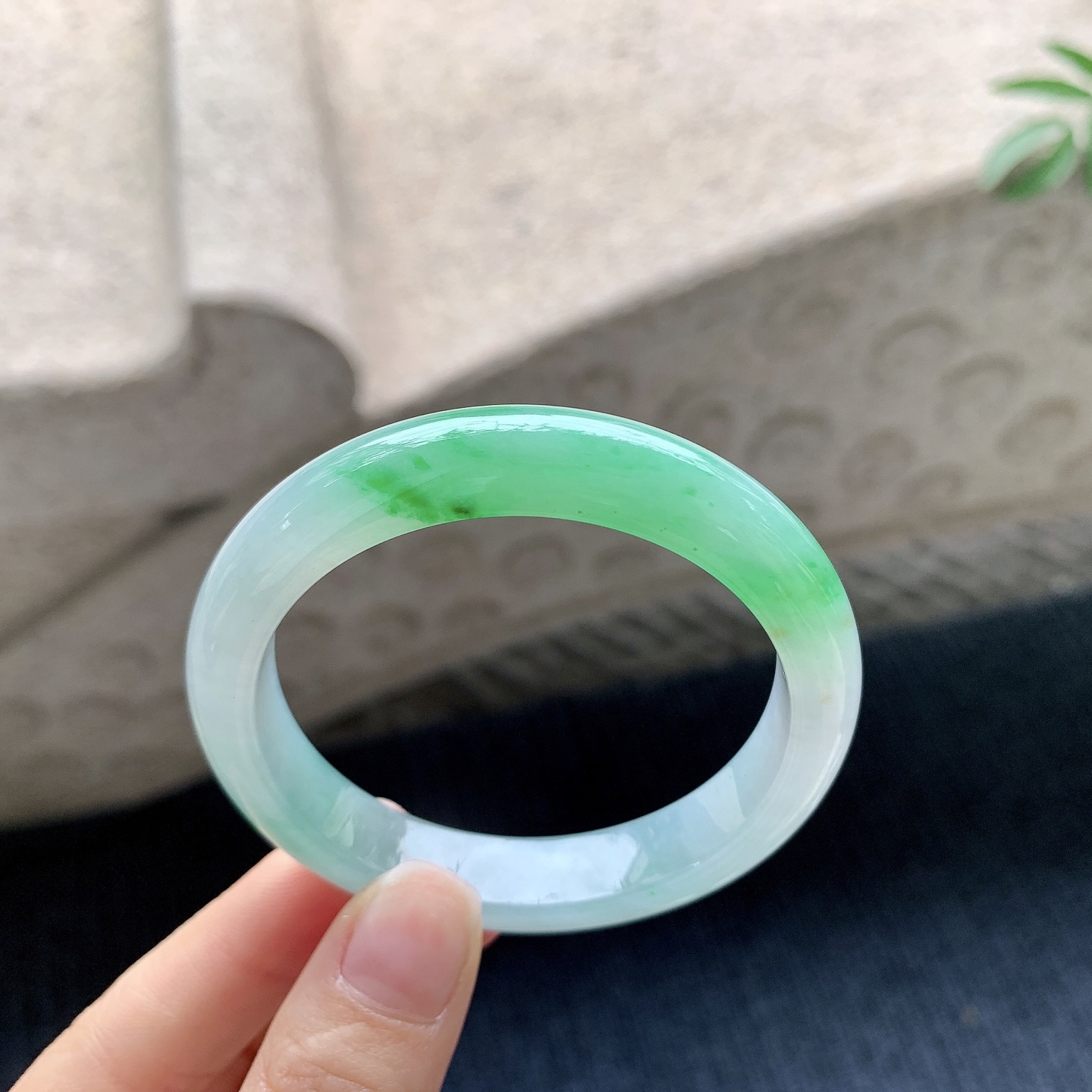 正圈50 51【圈口】51.4/10.8/7.8【编码】YT031122【描述】冰糯飘绿，水润，种老，细腻，打灯有絮线